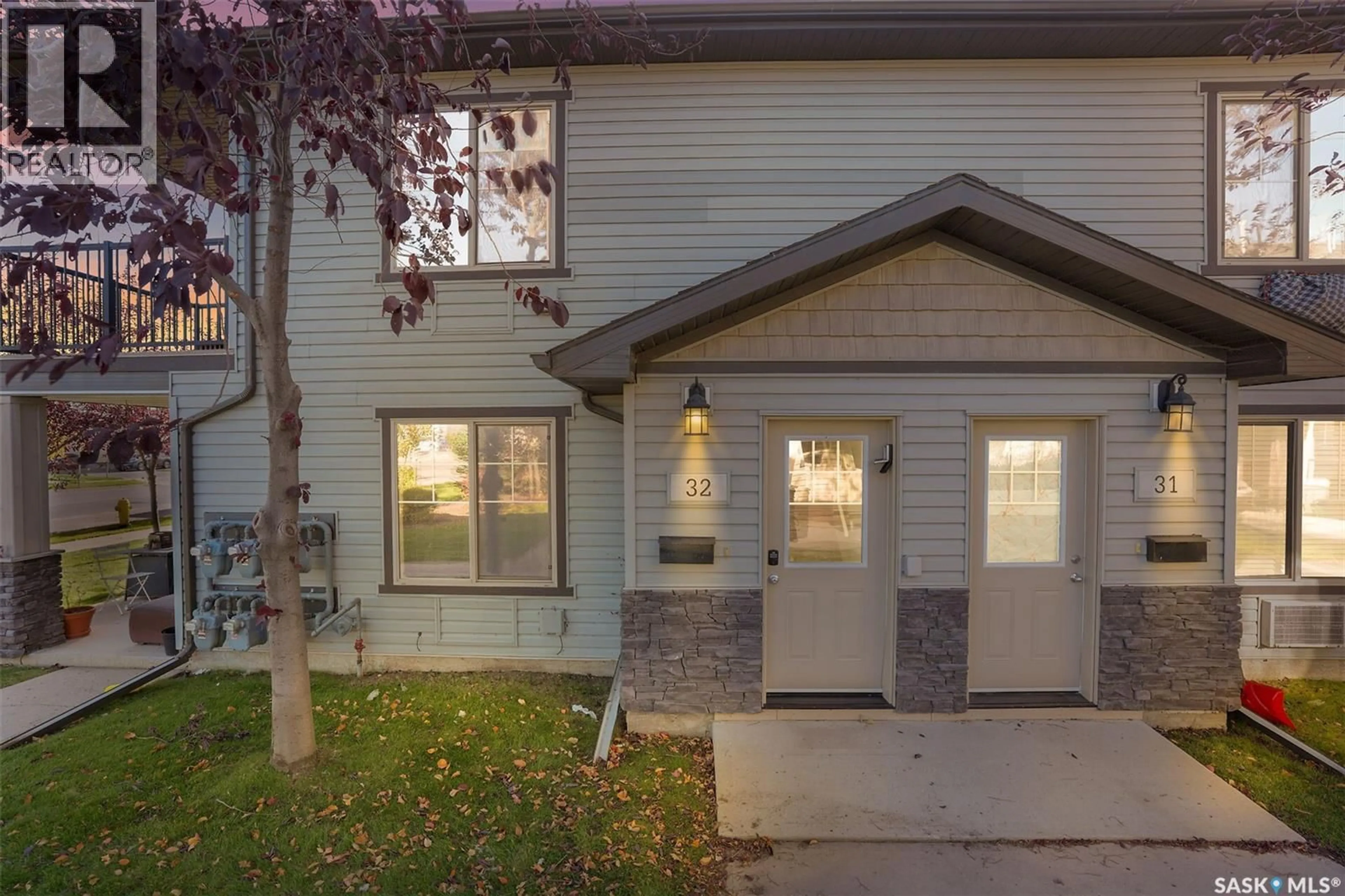Home with vinyl exterior material, street for 32 5019 JAMES HILL ROAD, Regina Saskatchewan S4W0B9