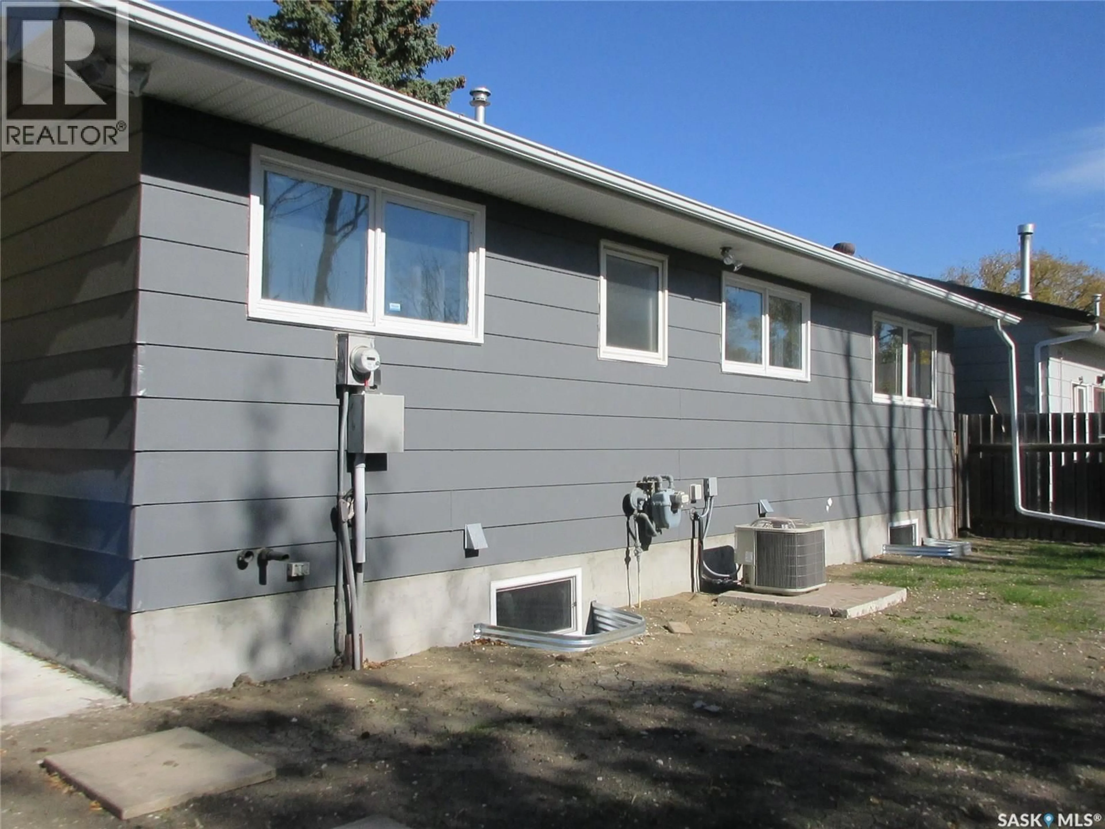 Home with vinyl exterior material, building for 858 WOROBETZ CRESCENT, Regina Saskatchewan S4X2C3