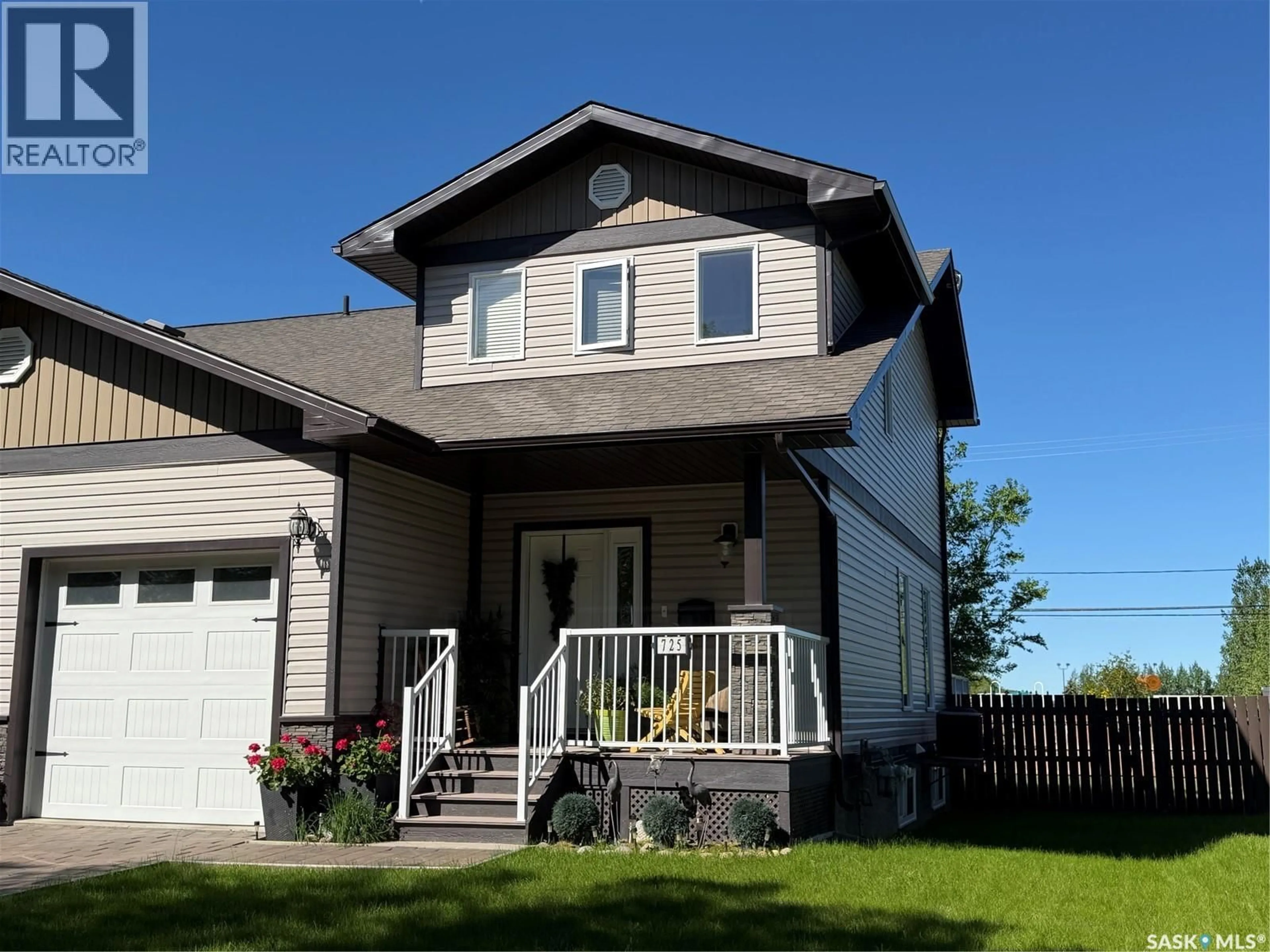 Home with vinyl exterior material, street for 725 CENTRE STREET, Shaunavon Saskatchewan S0N2M0