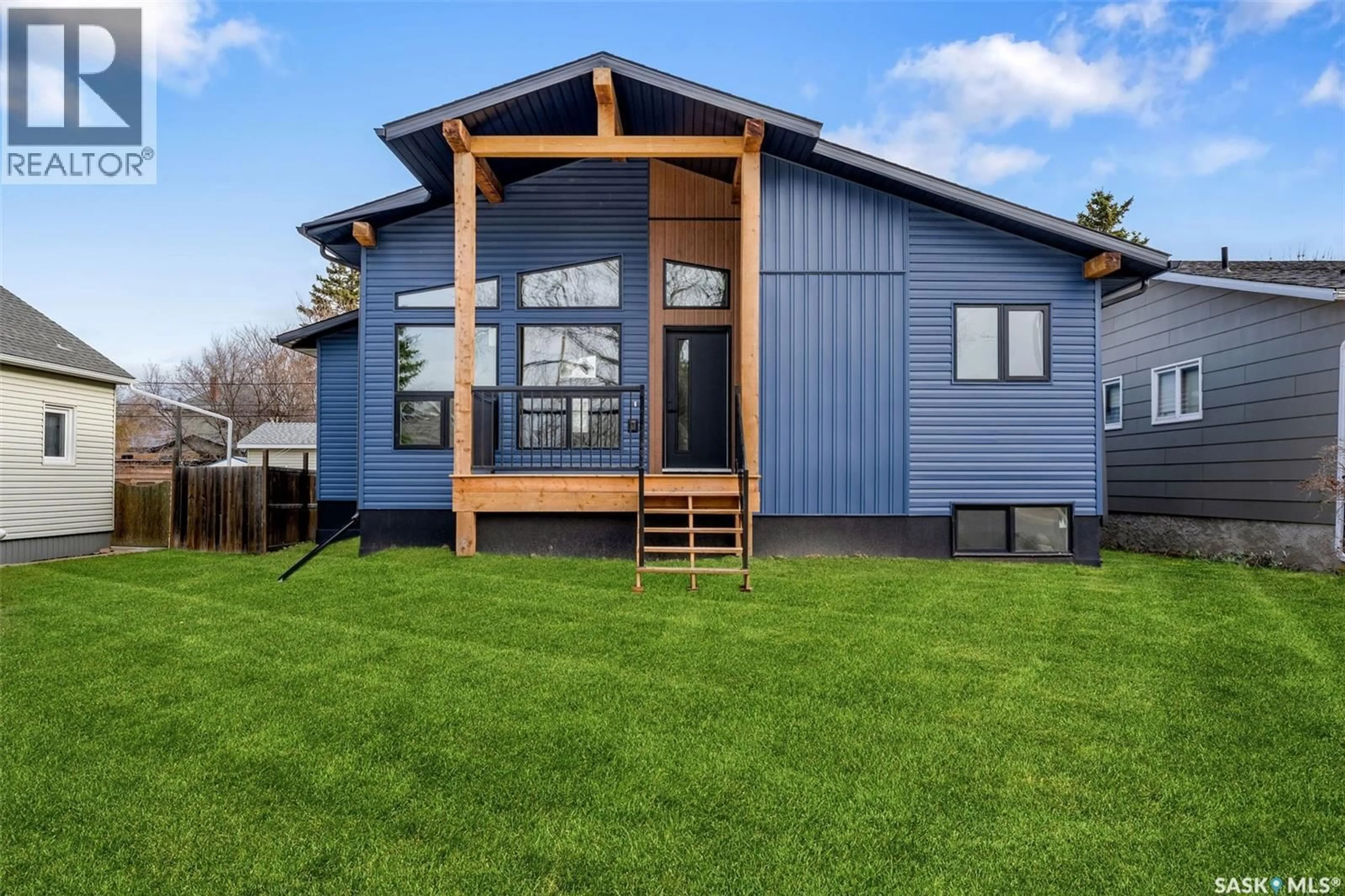 Home with vinyl exterior material, building for 624 11TH STREET, Humboldt Saskatchewan S0K2A0