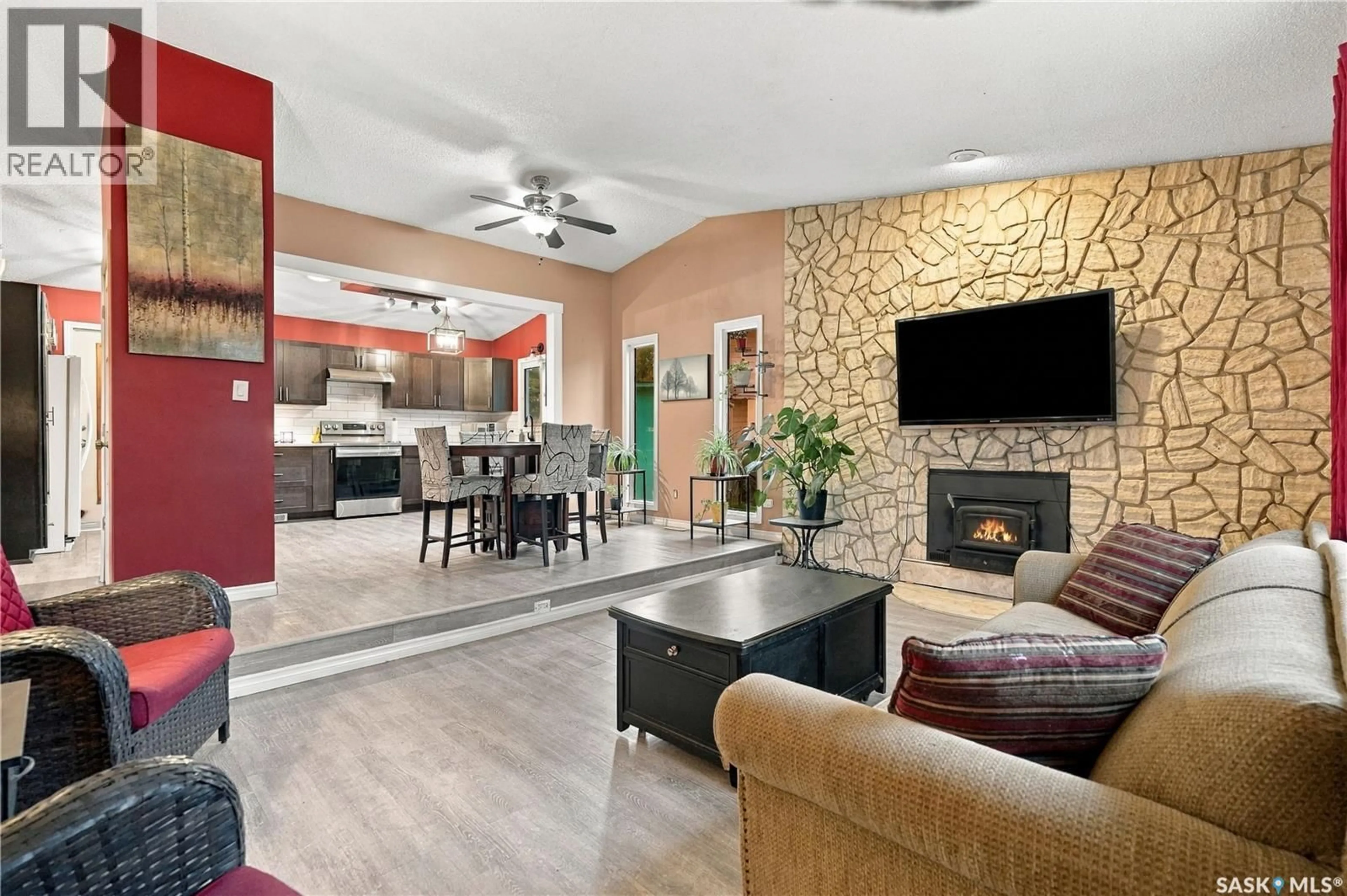 Living room with furniture, ceramic/tile floor for 59 BUTTON BAY, Regina Saskatchewan S4T7E2