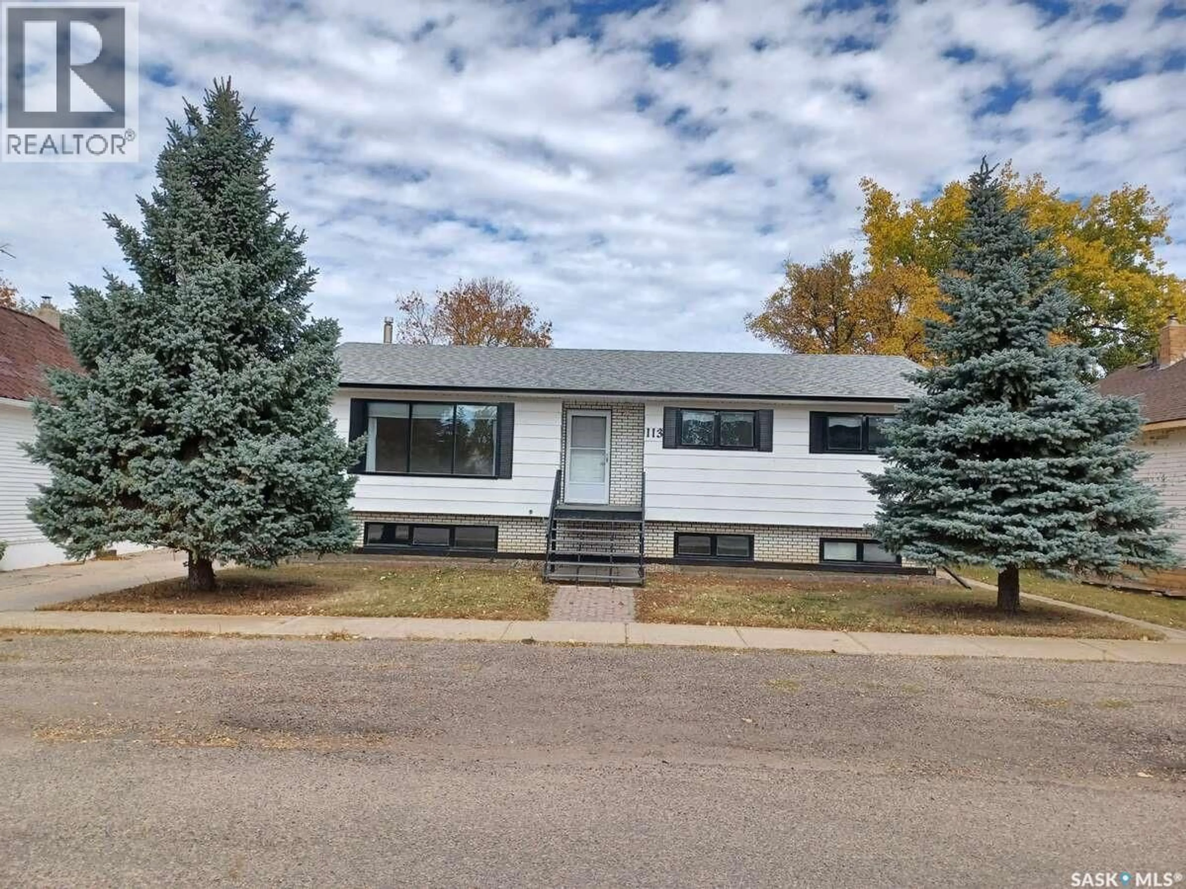 Home with vinyl exterior material, street for 113 5TH AVENUE, Gravelbourg Saskatchewan S0H1X0