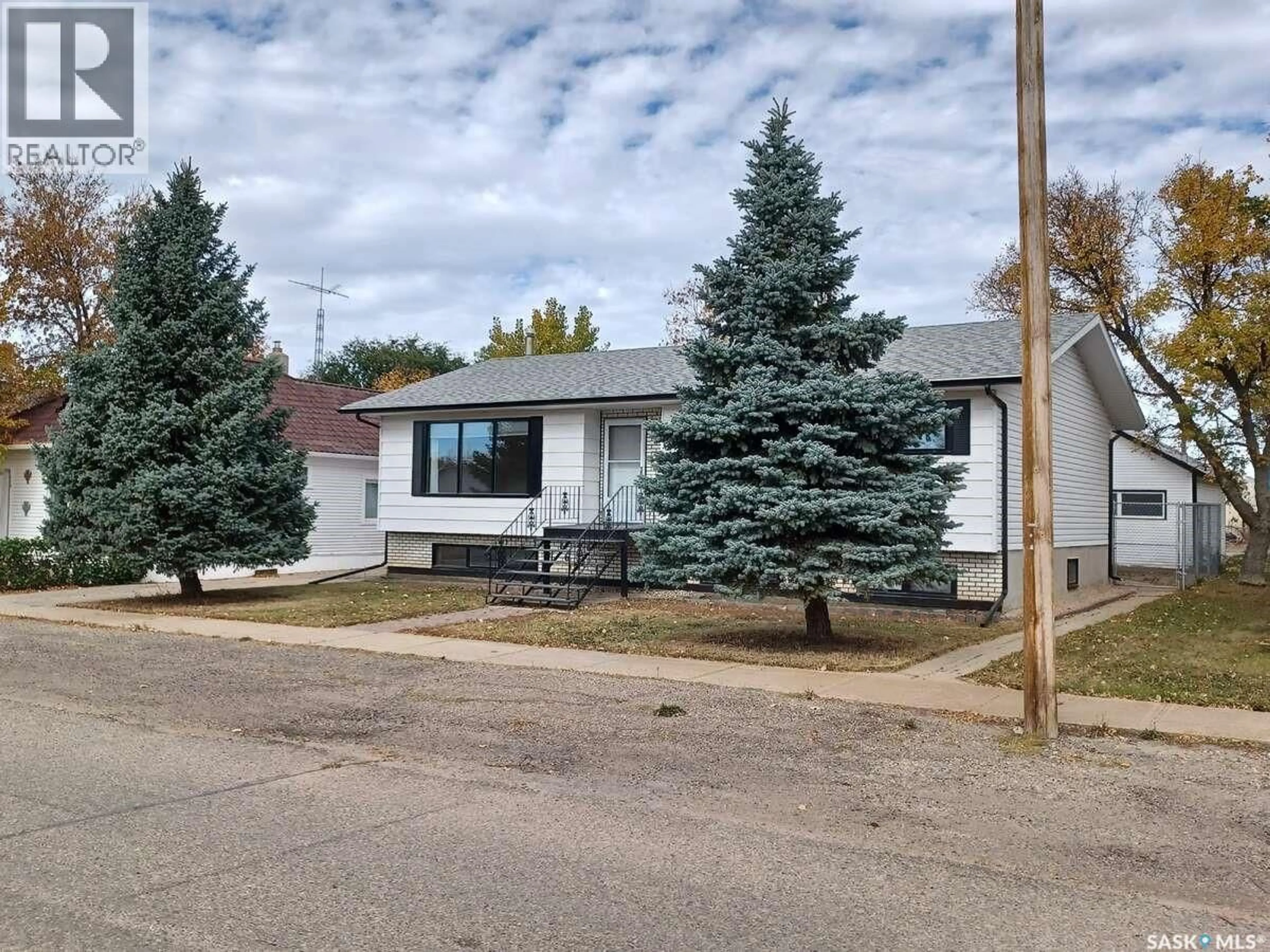Home with vinyl exterior material, street for 113 5TH AVENUE, Gravelbourg Saskatchewan S0H1X0