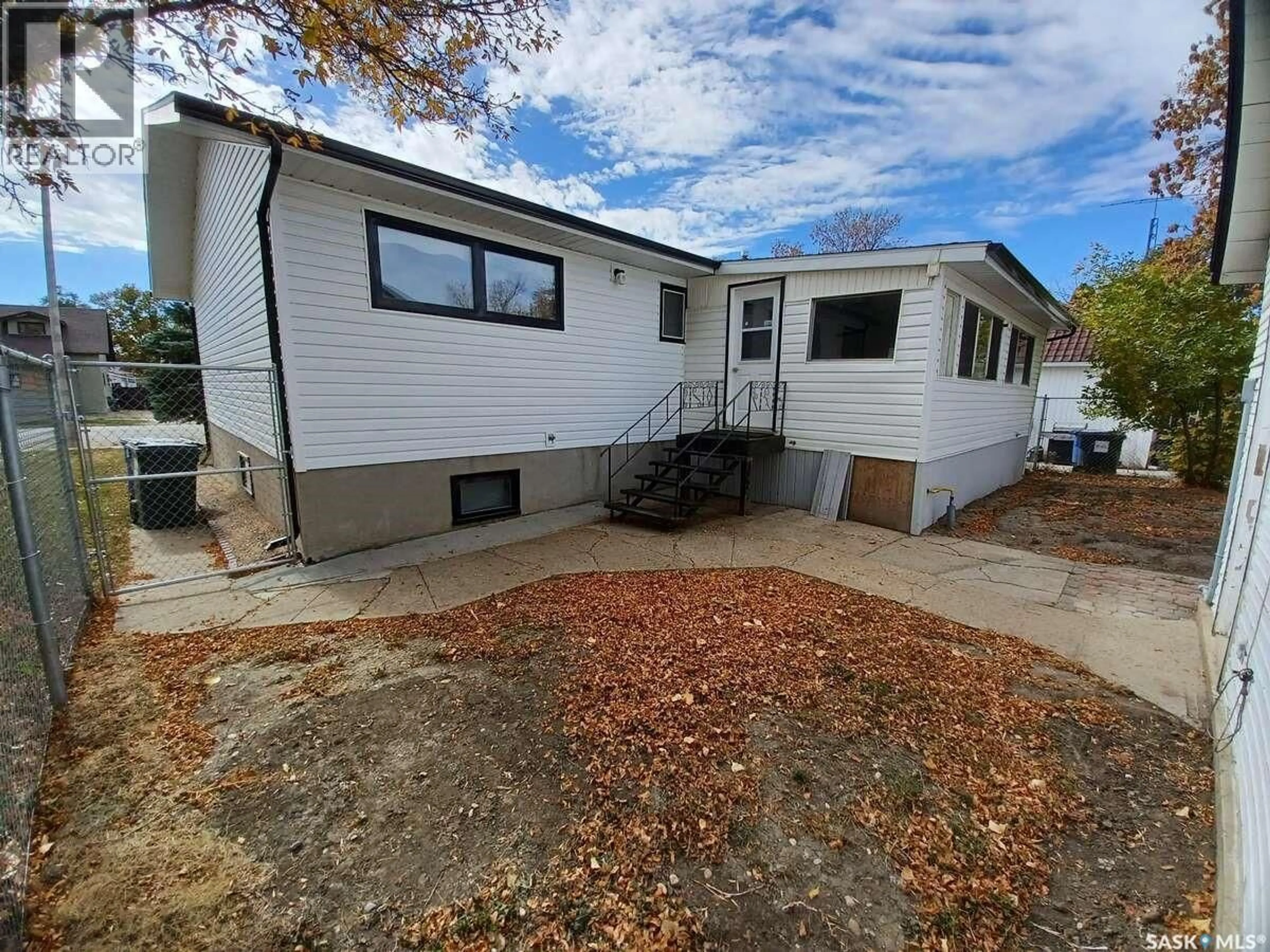Home with vinyl exterior material, street for 113 5TH AVENUE, Gravelbourg Saskatchewan S0H1X0