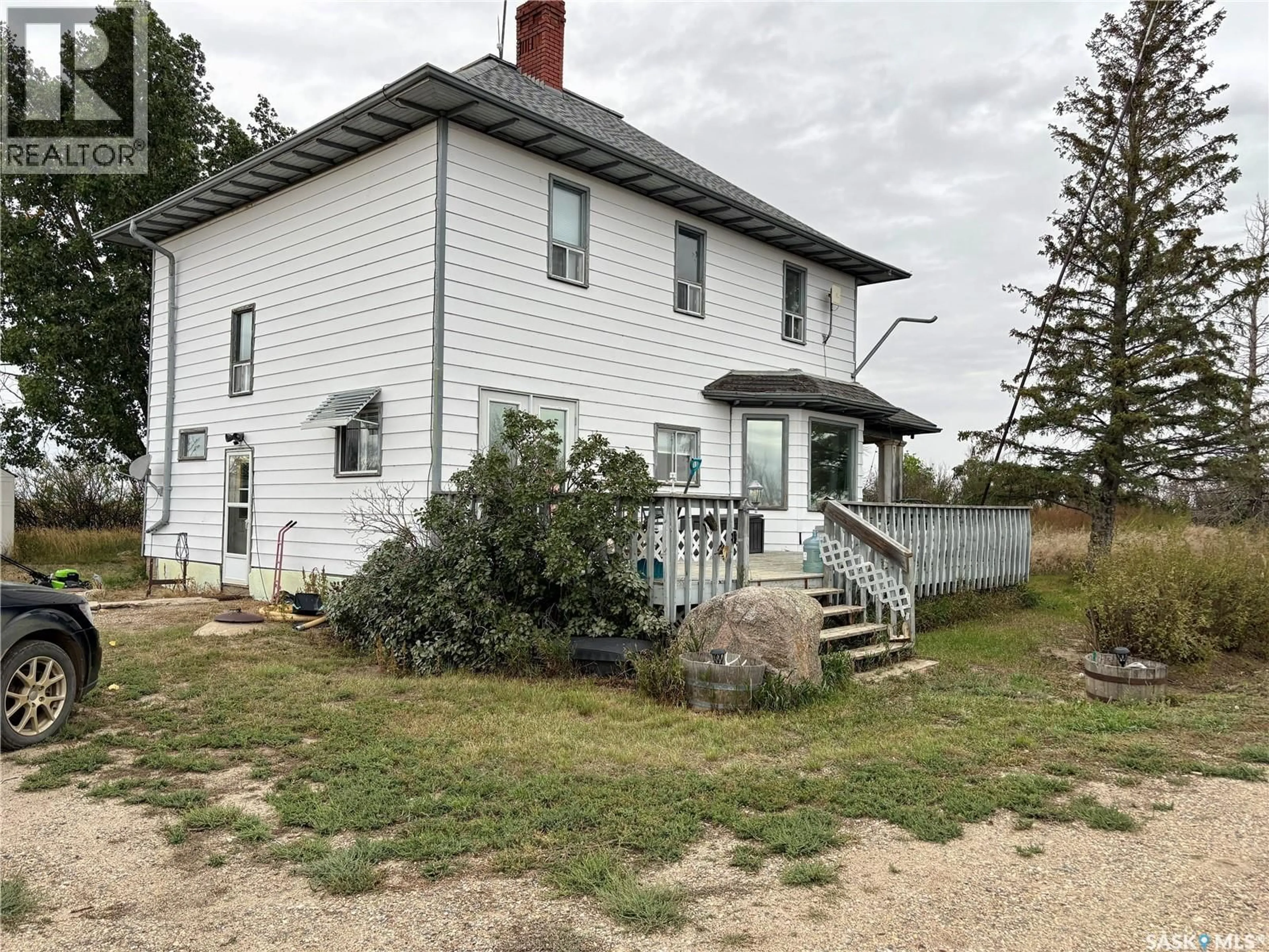 A pic from outside/outdoor area/front of a property/back of a property/a pic from drone, building for 10 LACADENA ACRES, Lacadena Rm No. 228 Saskatchewan S0L1T0