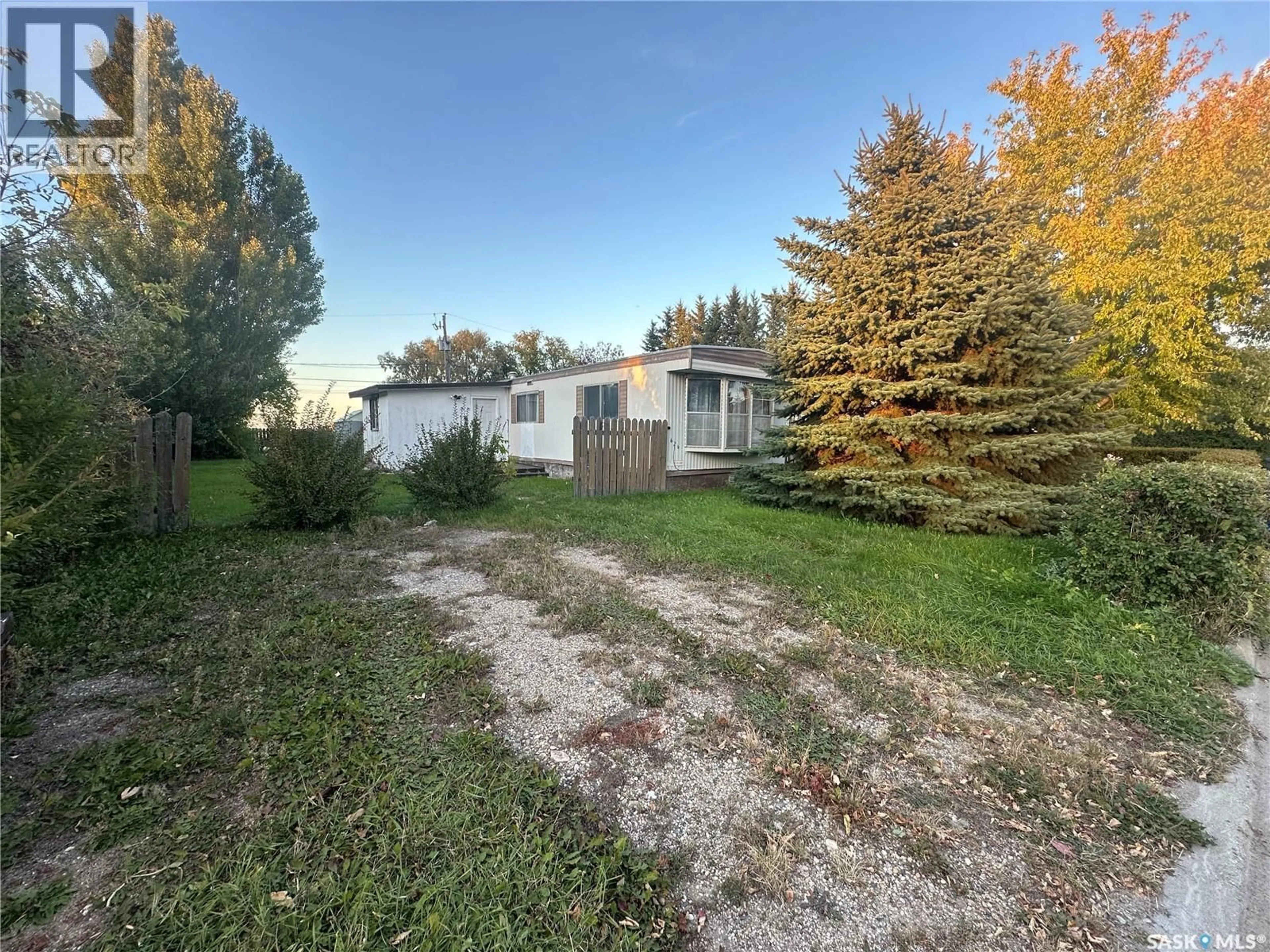 A pic from outside/outdoor area/front of a property/back of a property/a pic from drone, street for E - 624 LITTLE QUILL AVENUE, Wynyard Saskatchewan S0A4T0