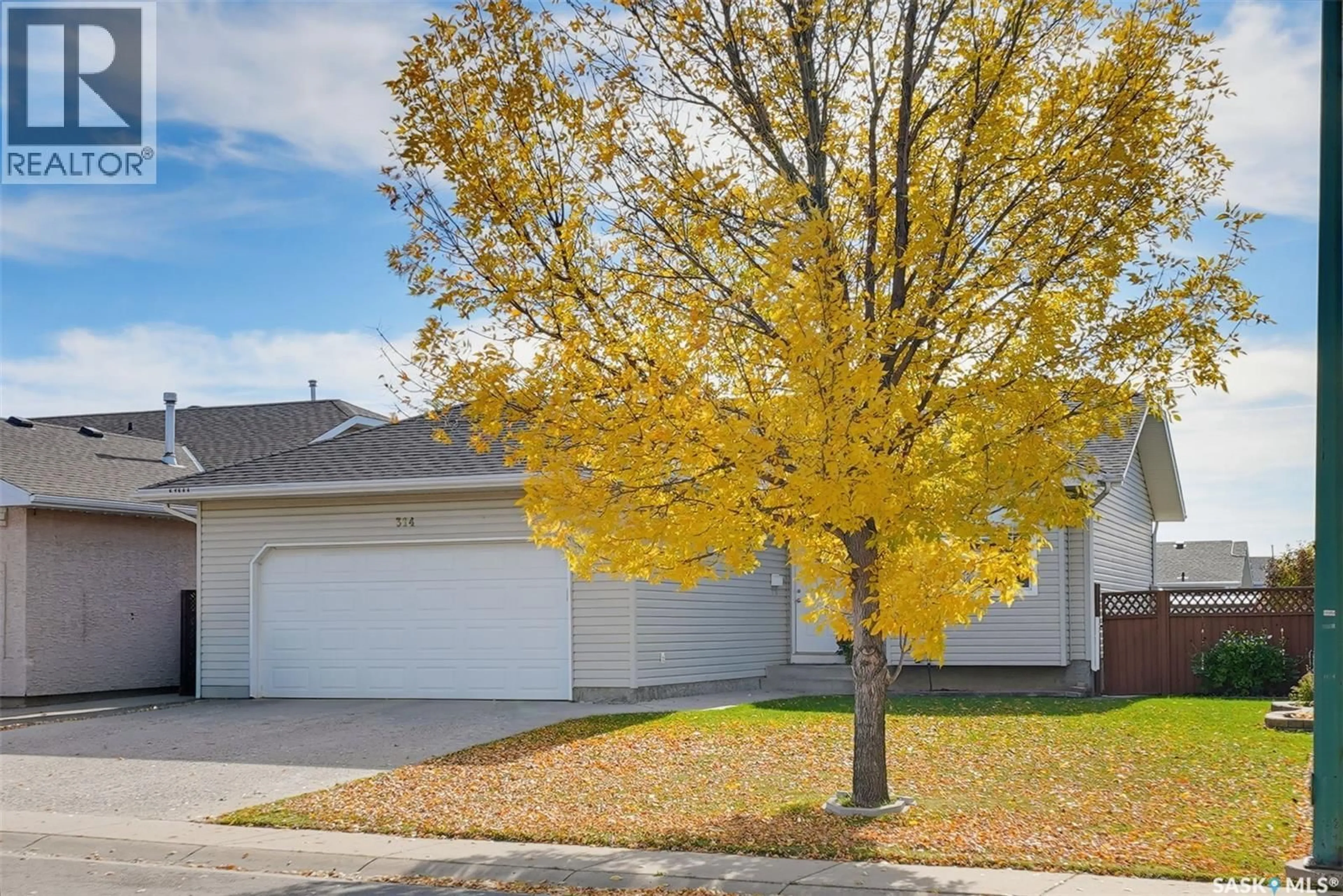 Home with vinyl exterior material, street for 314 PETERSON CRESCENT, Saskatoon Saskatchewan S7L7H7