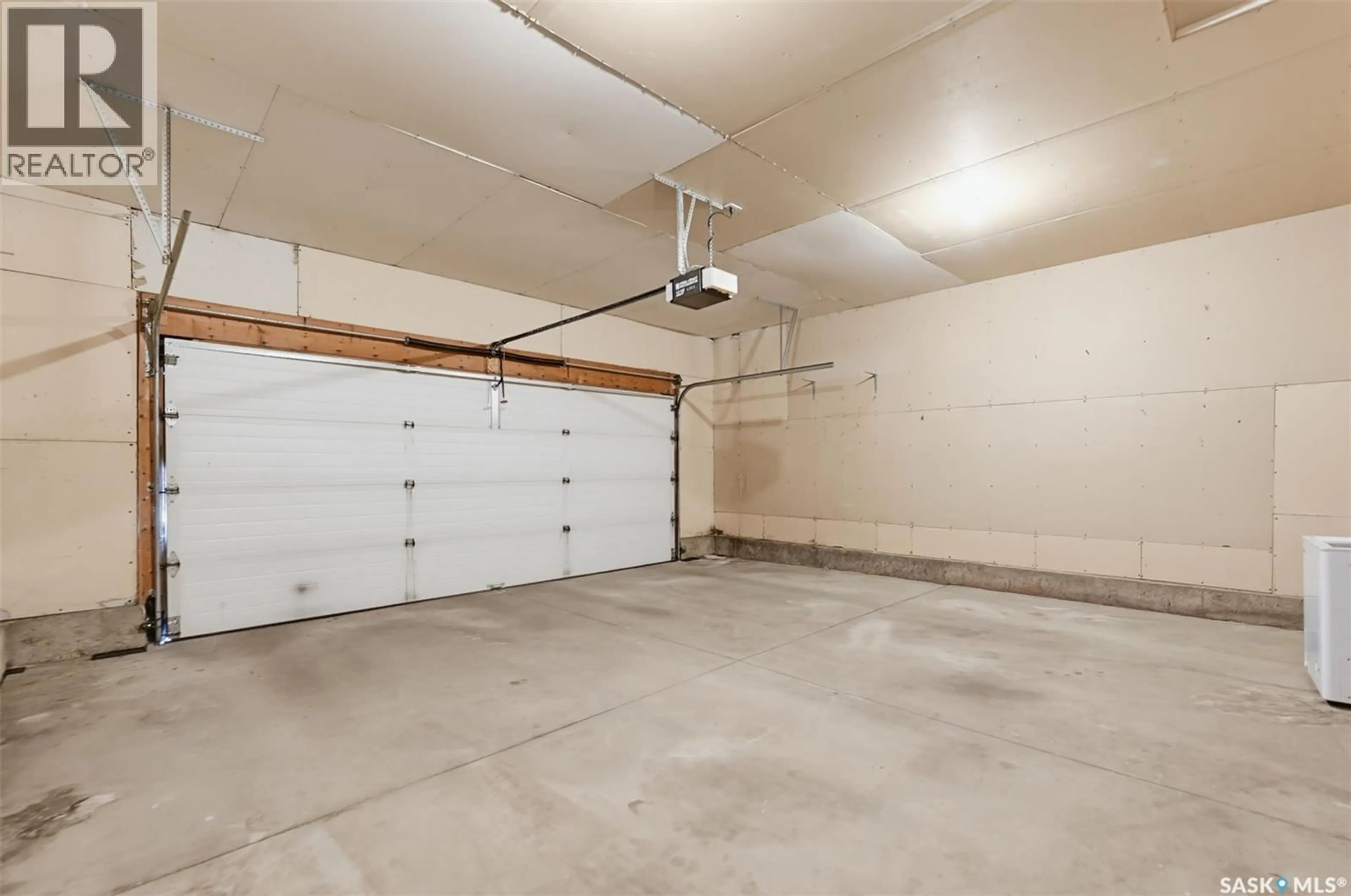 Indoor garage for 314 PETERSON CRESCENT, Saskatoon Saskatchewan S7L7H7