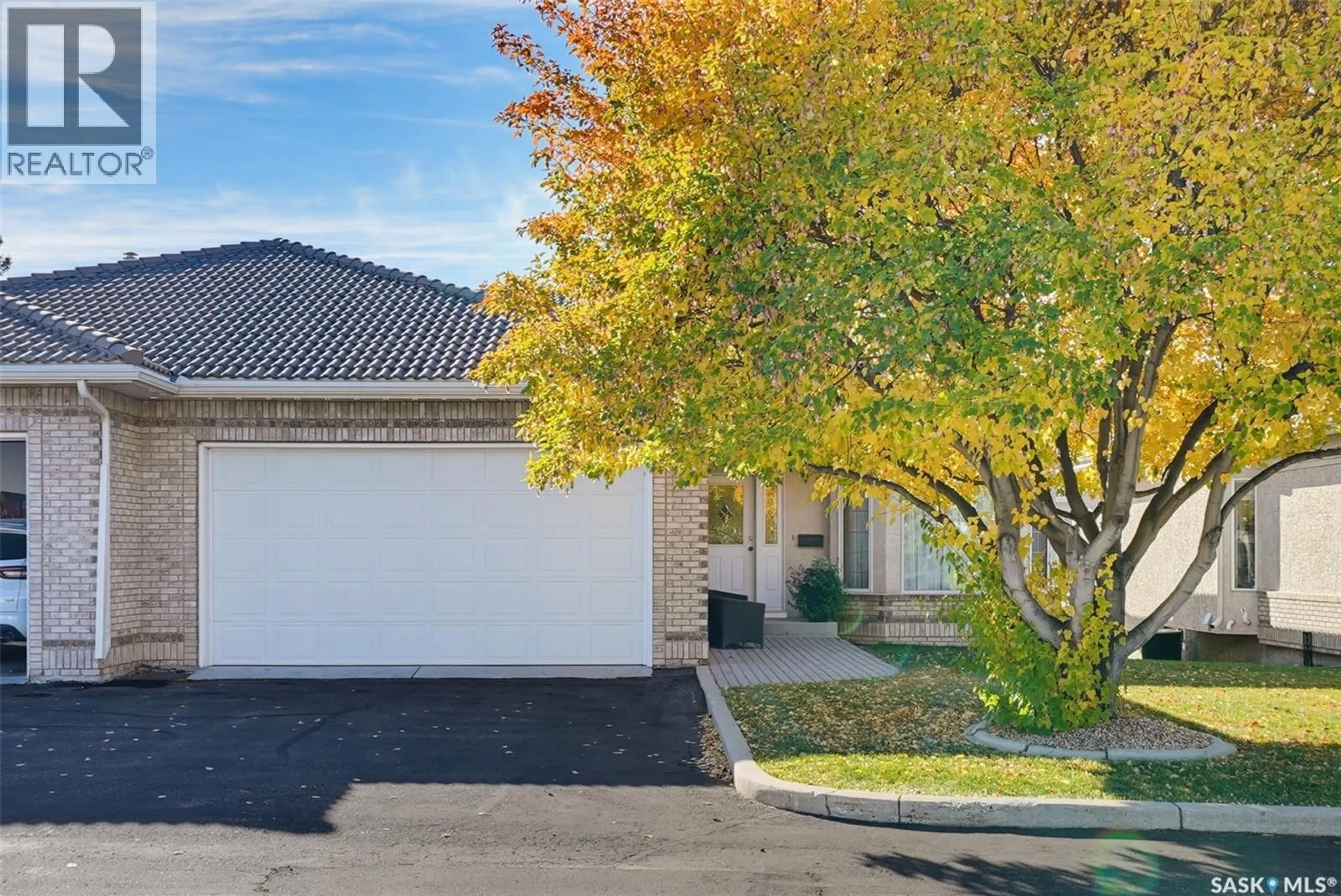 A pic from outside/outdoor area/front of a property/back of a property/a pic from drone, street for 32 315 BAYVIEW CRESCENT, Saskatoon Saskatchewan S7V1B5