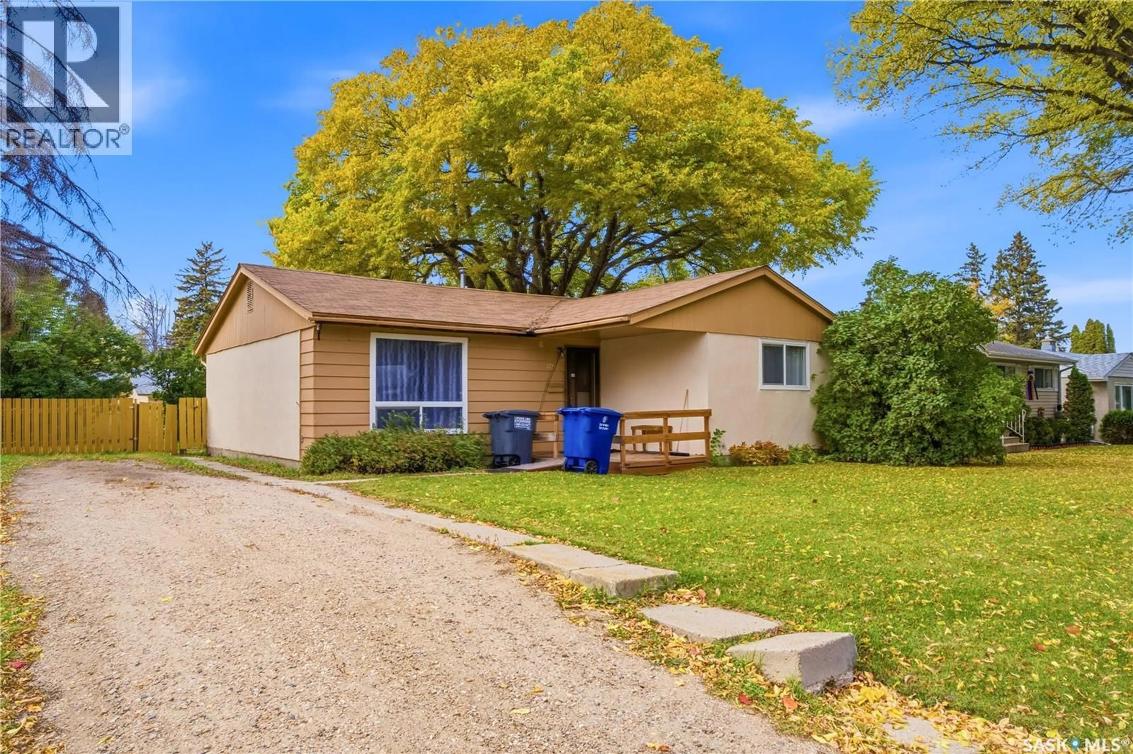 Home with vinyl exterior material, street for 701 Y AVENUE, Saskatoon Saskatchewan S7L3L3