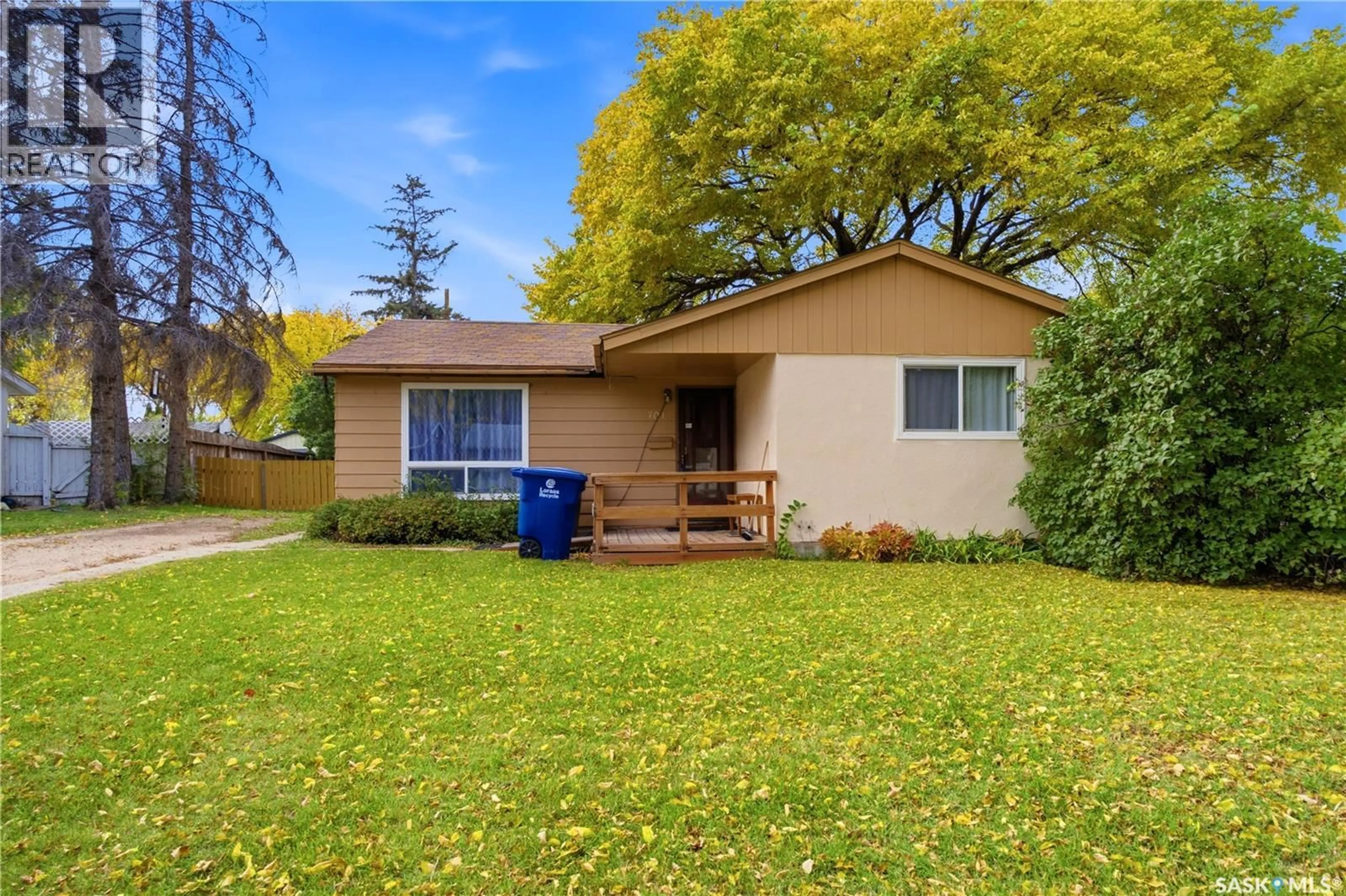 Home with vinyl exterior material, street for 701 Y AVENUE, Saskatoon Saskatchewan S7L3L3