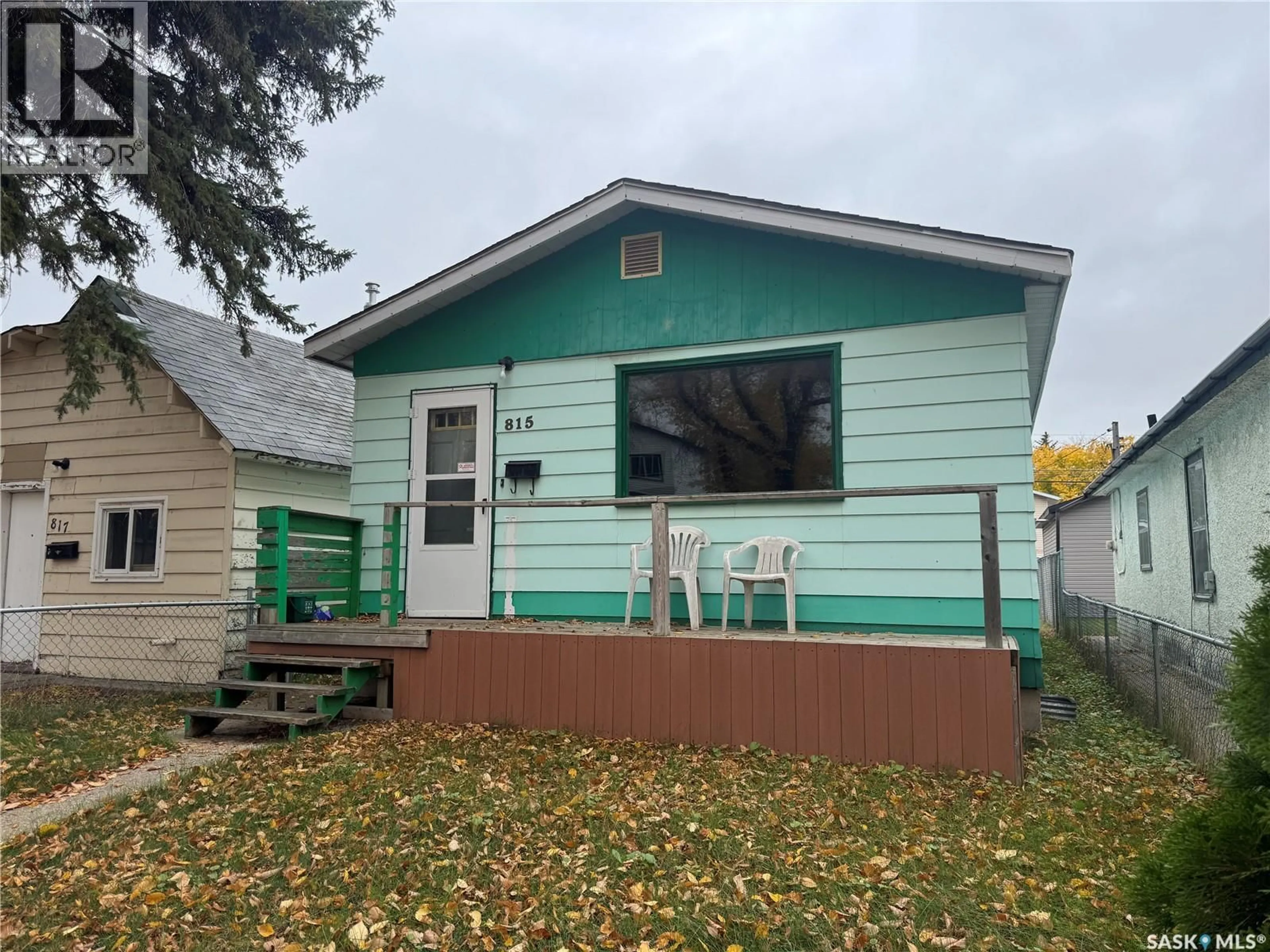 Home with vinyl exterior material, street for 815 I AVENUE, Saskatoon Saskatchewan S7M1Z2