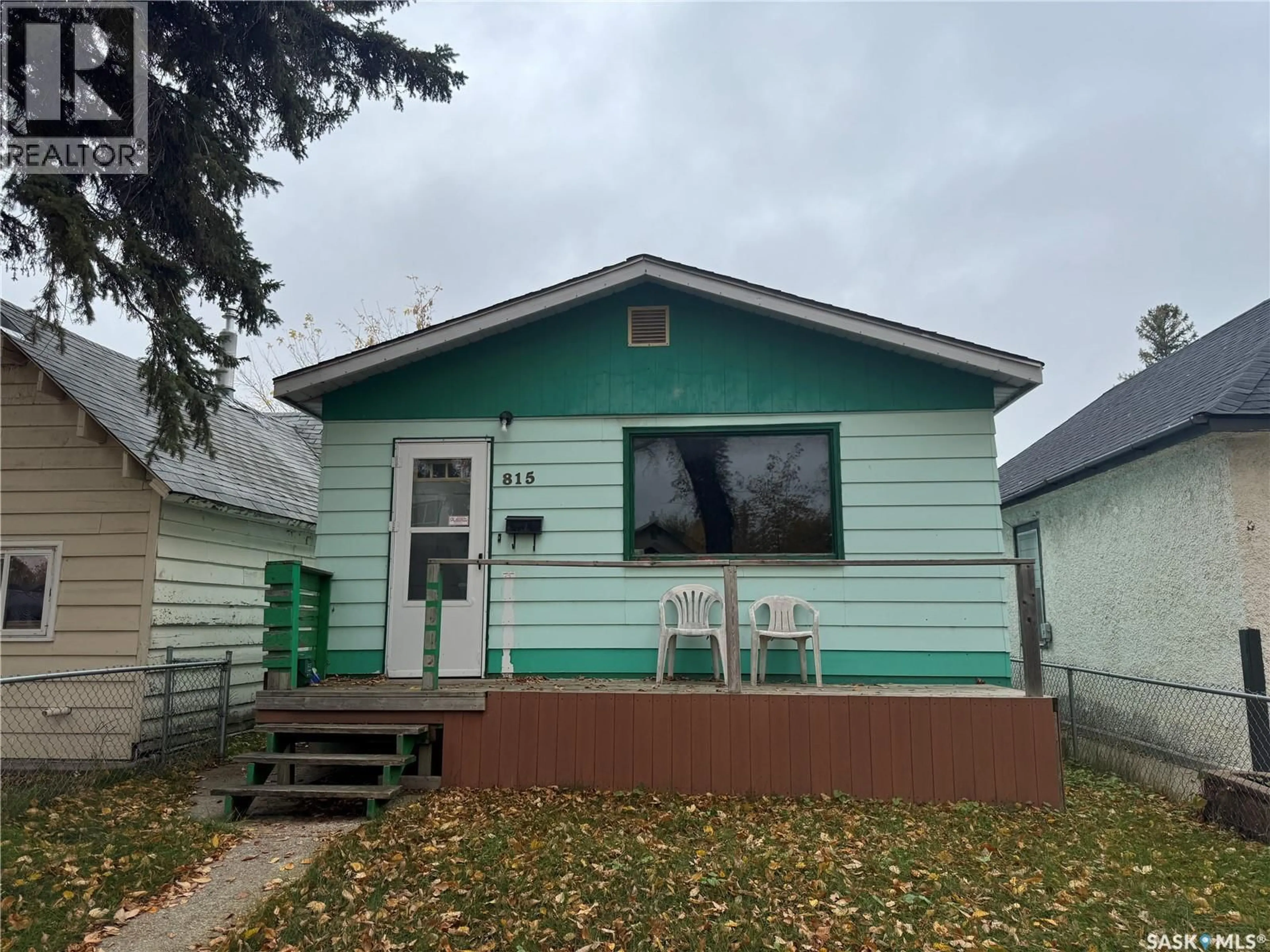 Home with vinyl exterior material, street for 815 I AVENUE, Saskatoon Saskatchewan S7M1Z2