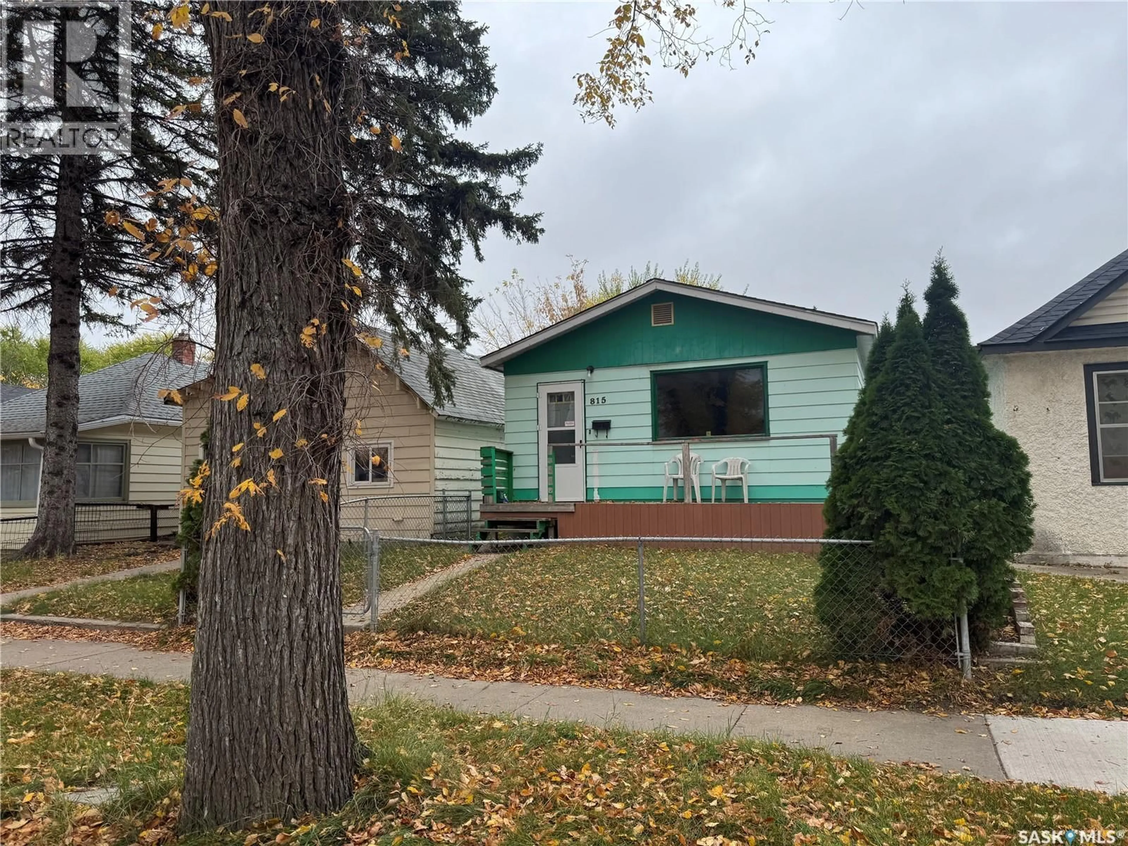 Home with vinyl exterior material, street for 815 I AVENUE, Saskatoon Saskatchewan S7M1Z2