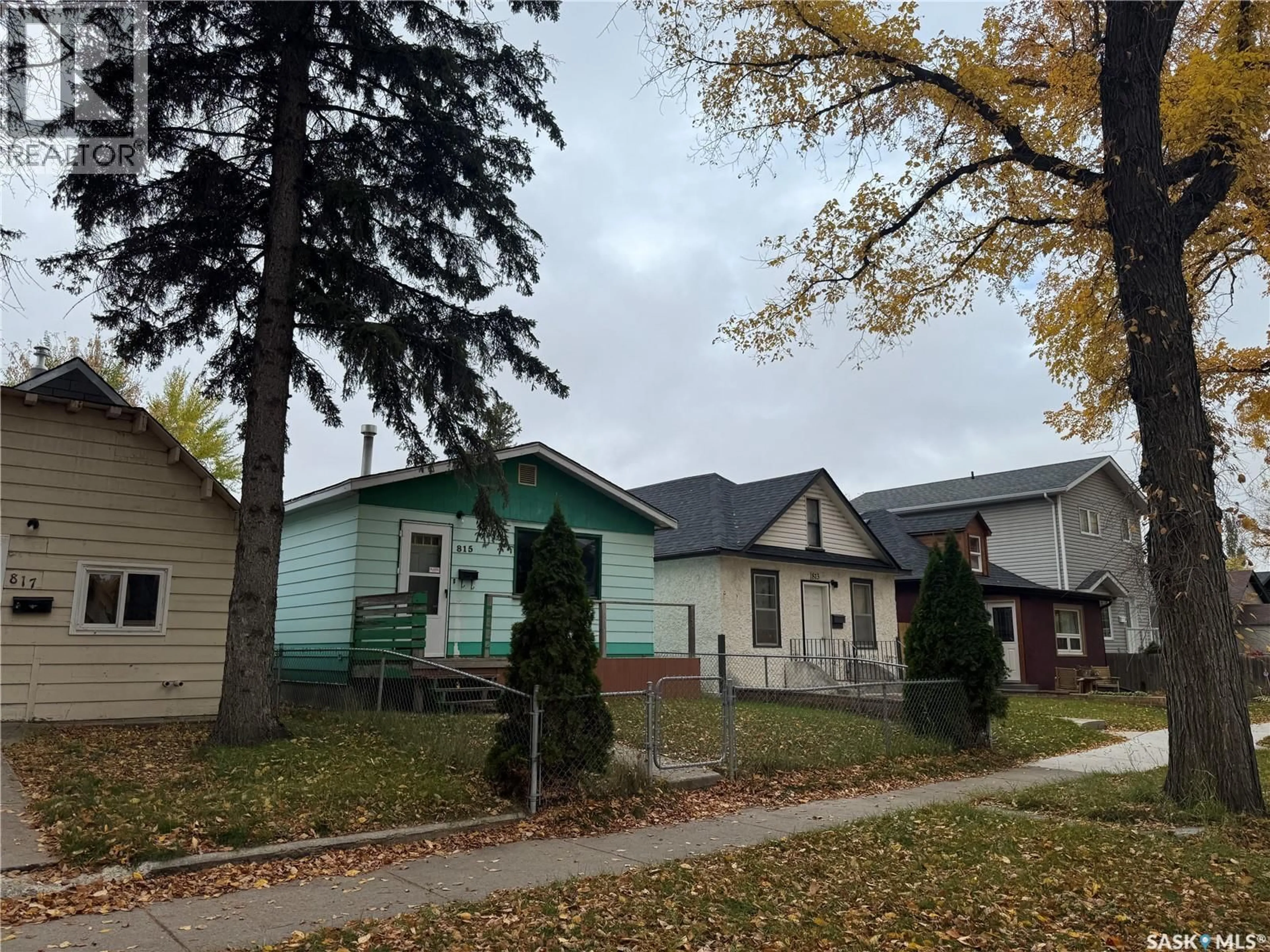 Home with vinyl exterior material, street for 815 I AVENUE, Saskatoon Saskatchewan S7M1Z2
