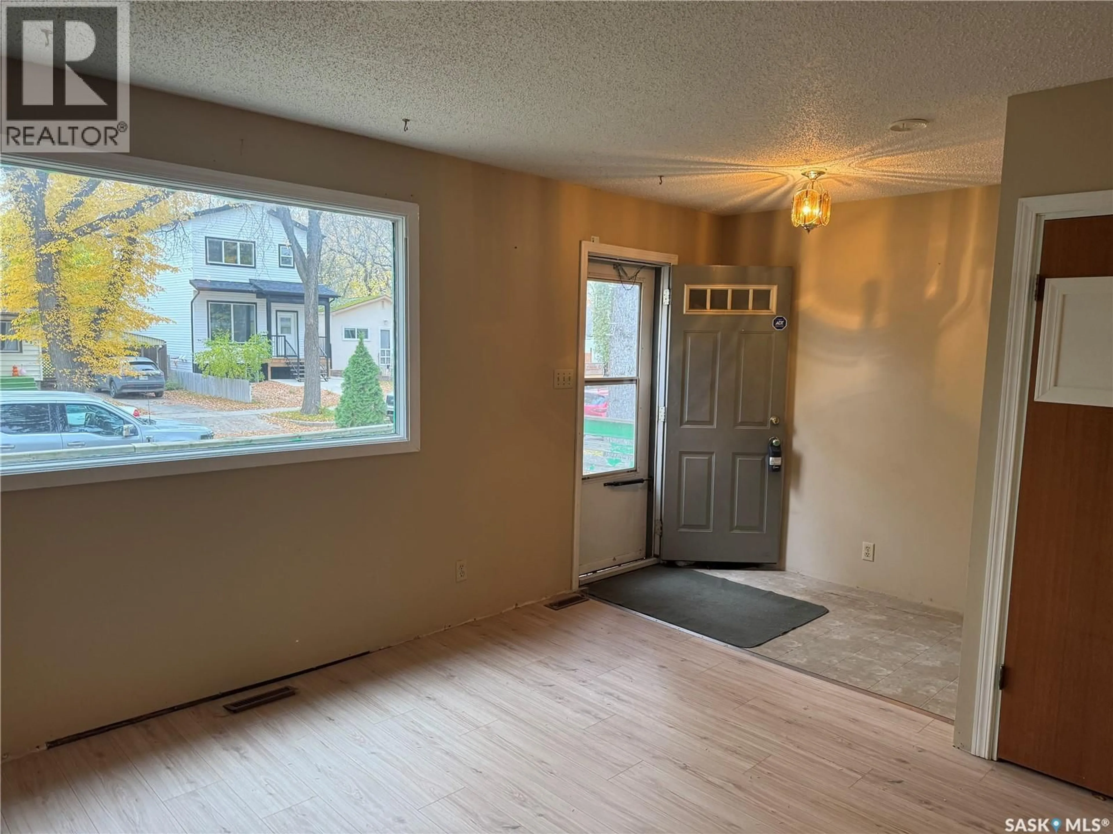 A pic of a room for 815 I AVENUE, Saskatoon Saskatchewan S7M1Z2