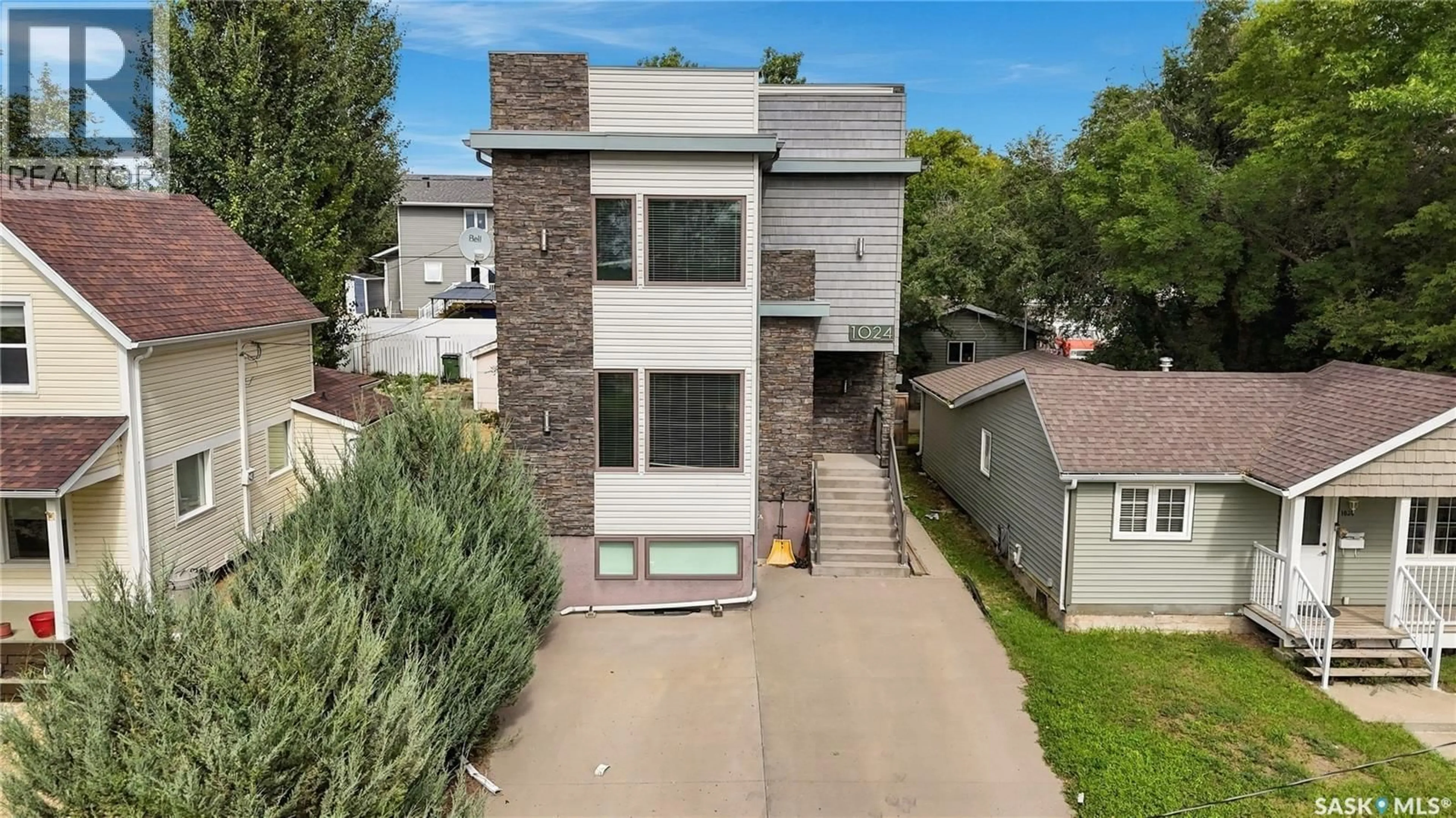 A pic from outside/outdoor area/front of a property/back of a property/a pic from drone, street for 1024 HOCHELAGA STREET, Moose Jaw Saskatchewan S6H2H9