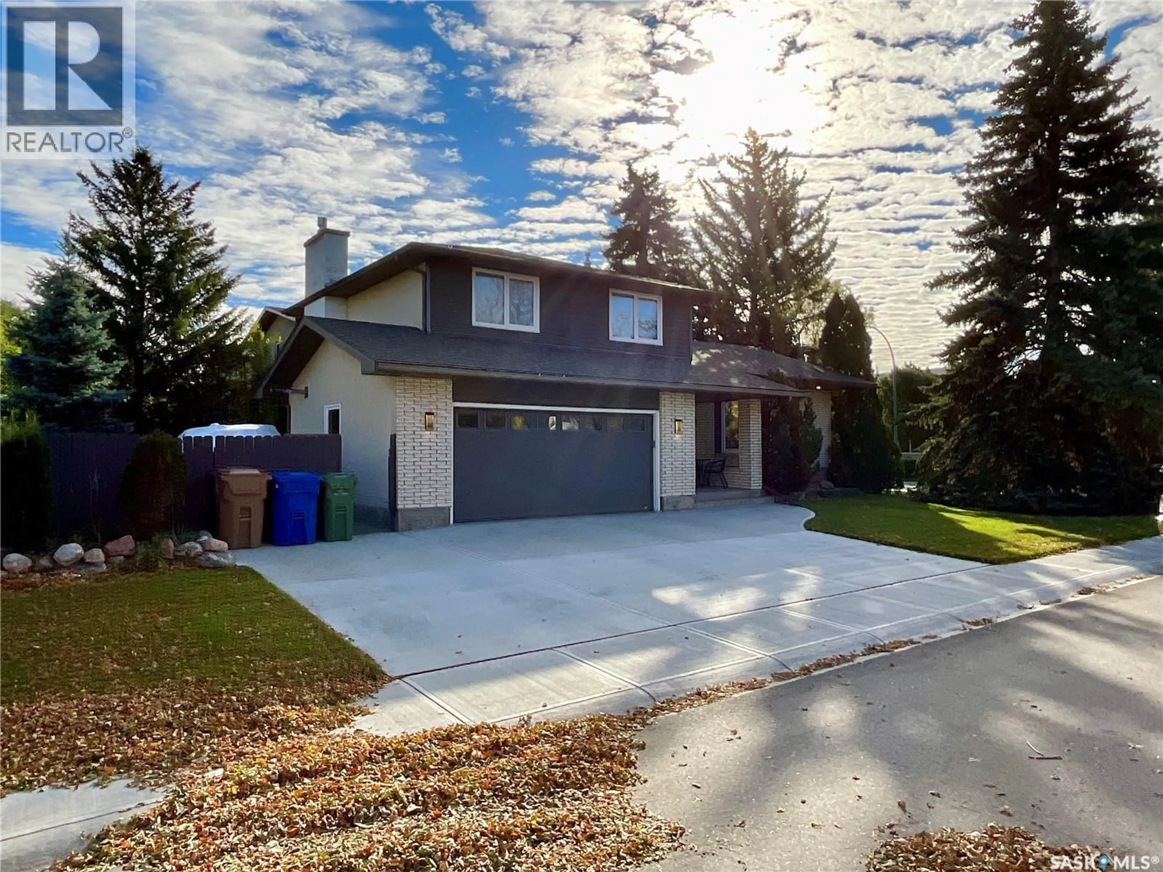 Home with vinyl exterior material, street for 353 LOCKWOOD ROAD, Regina Saskatchewan S4S6E5