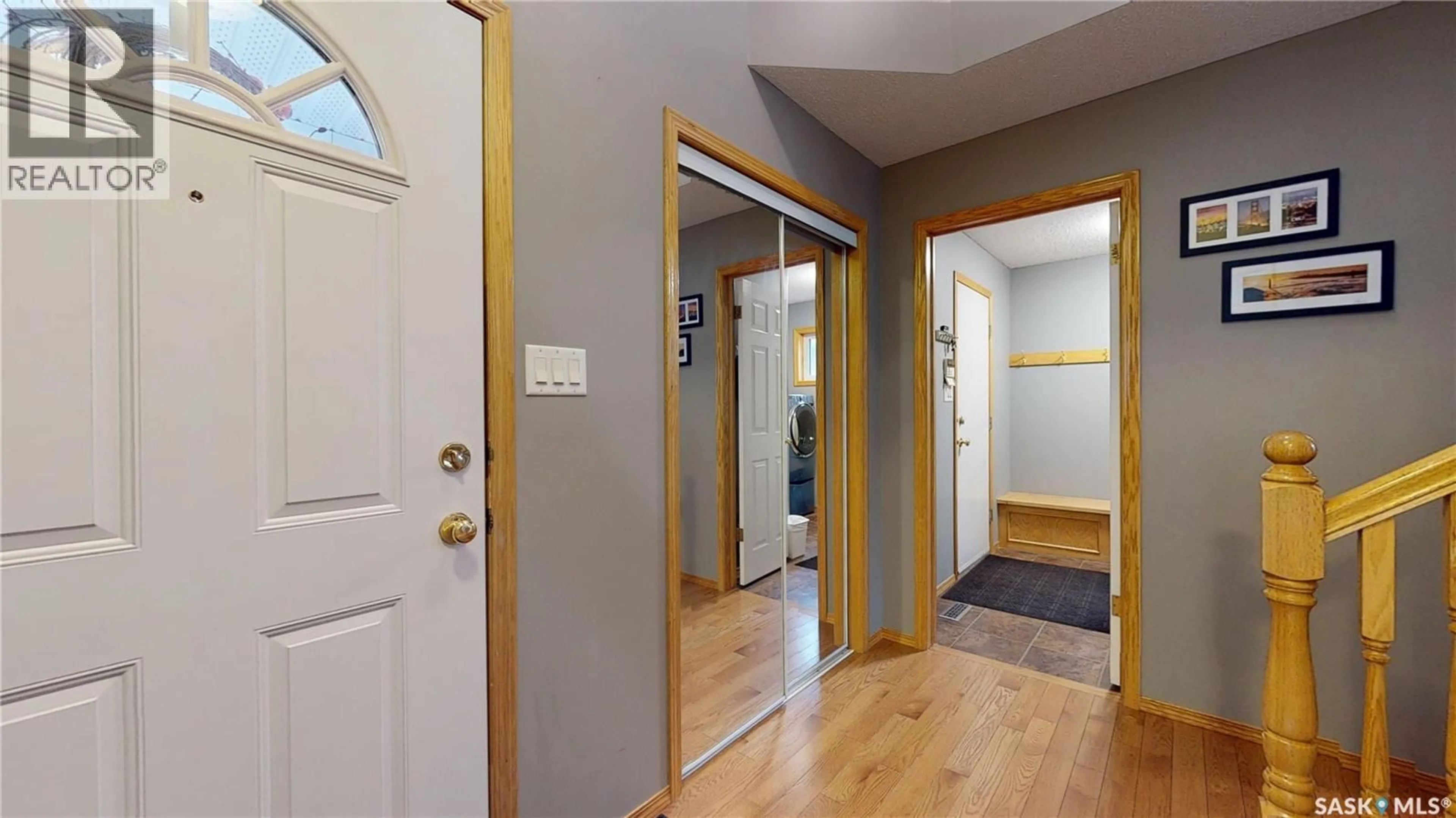 Indoor foyer for 1253 DEGELMAN DRIVE, Regina Saskatchewan S4N7N4