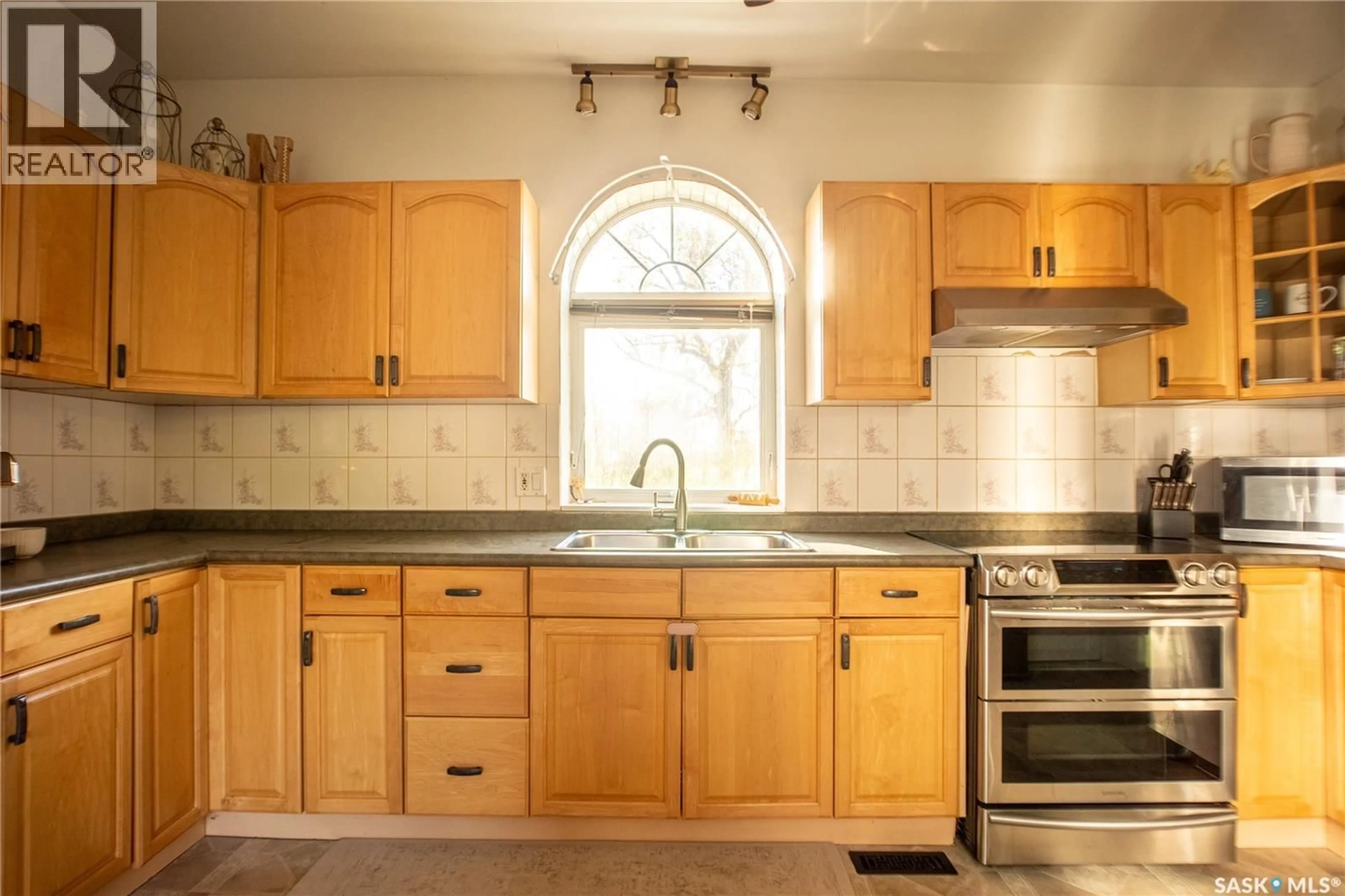 Standard kitchen, ceramic/tile floor for 200 2ND STREET, Dundurn Saskatchewan S0K1K0