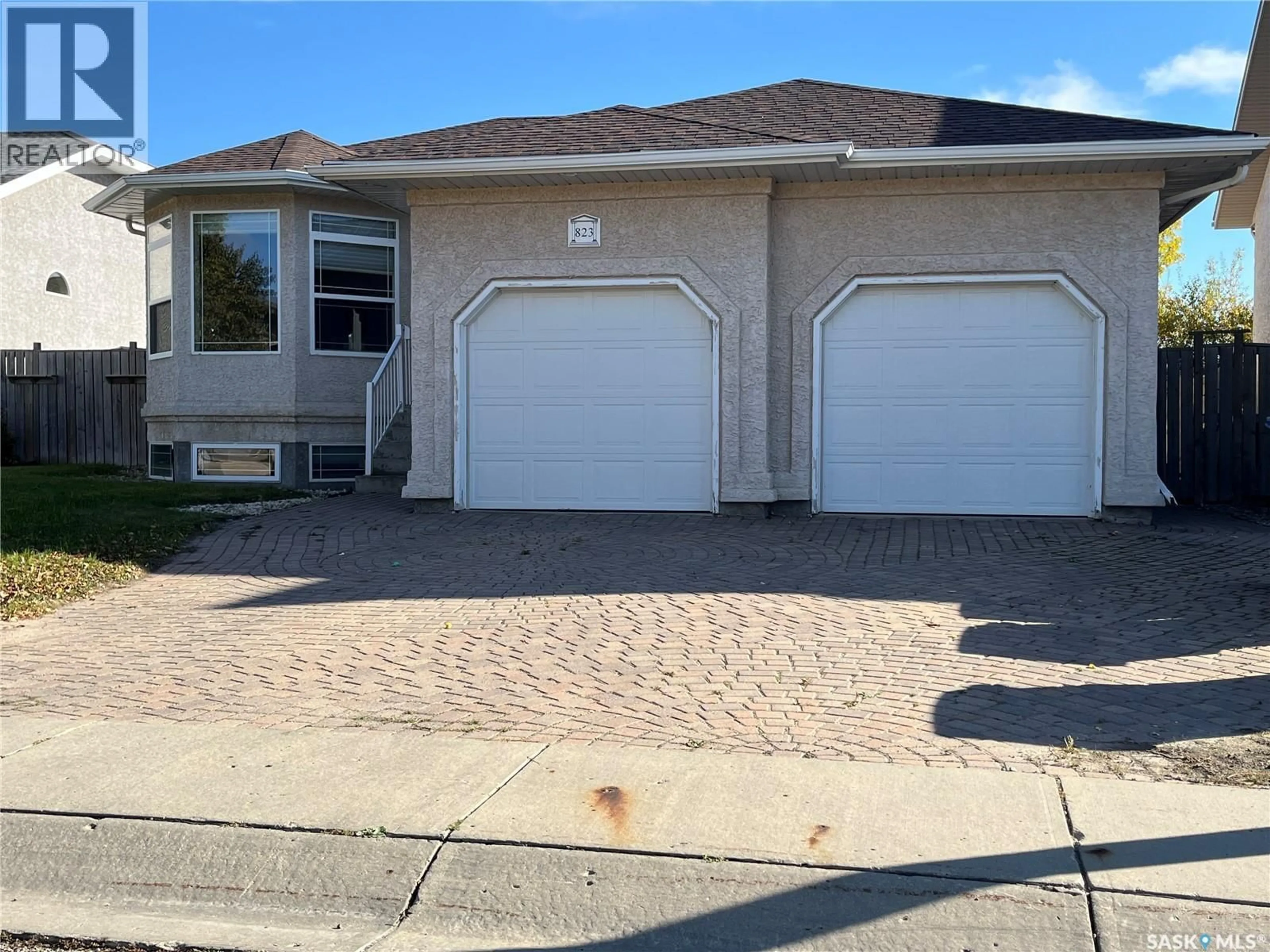 Home with vinyl exterior material, street for 823 BEECHMONT LANE, Saskatoon Saskatchewan S7V1C8