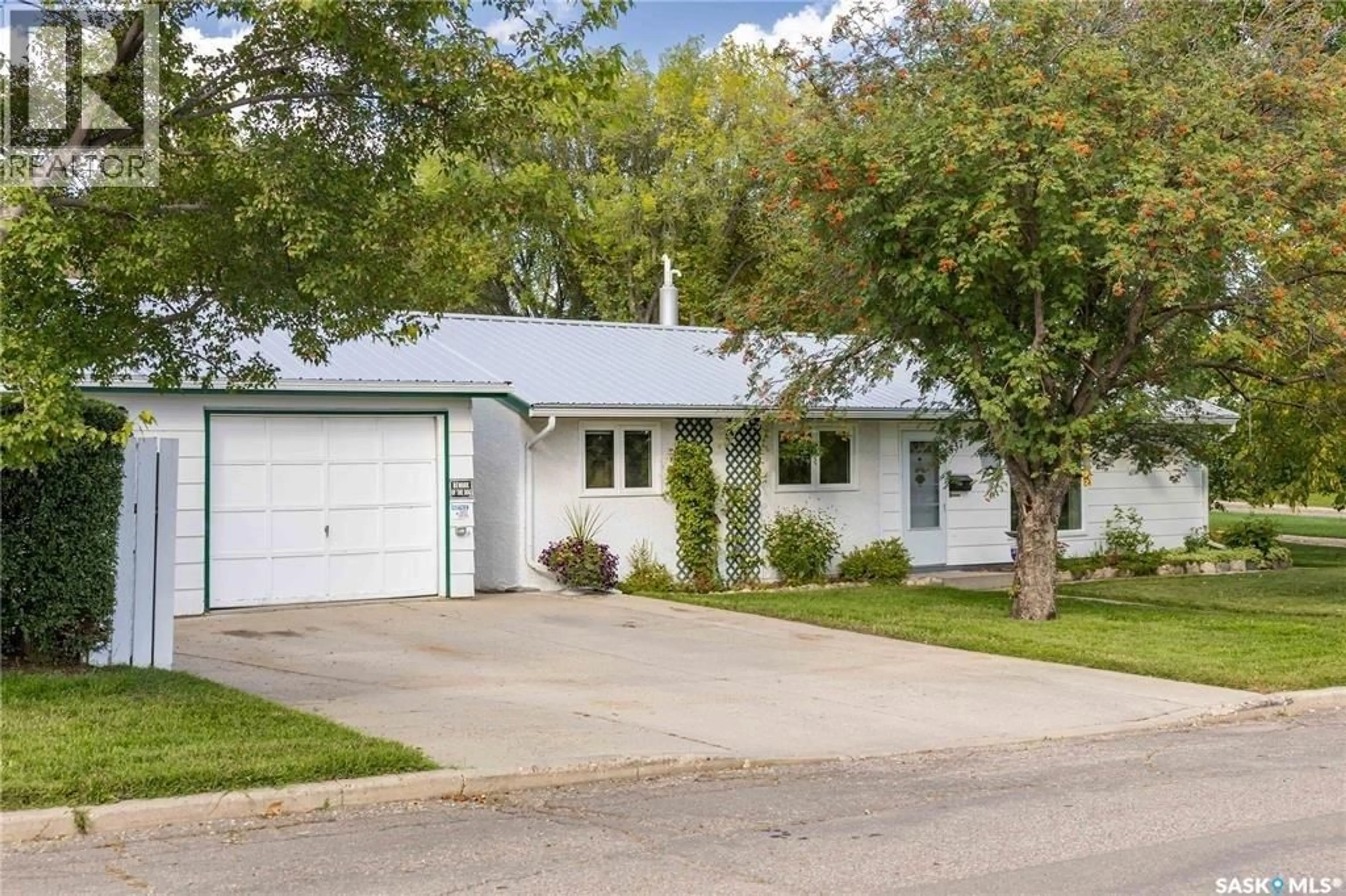 Home with vinyl exterior material, street for S - 537 T AVENUE, Saskatoon Saskatchewan S7M3B5