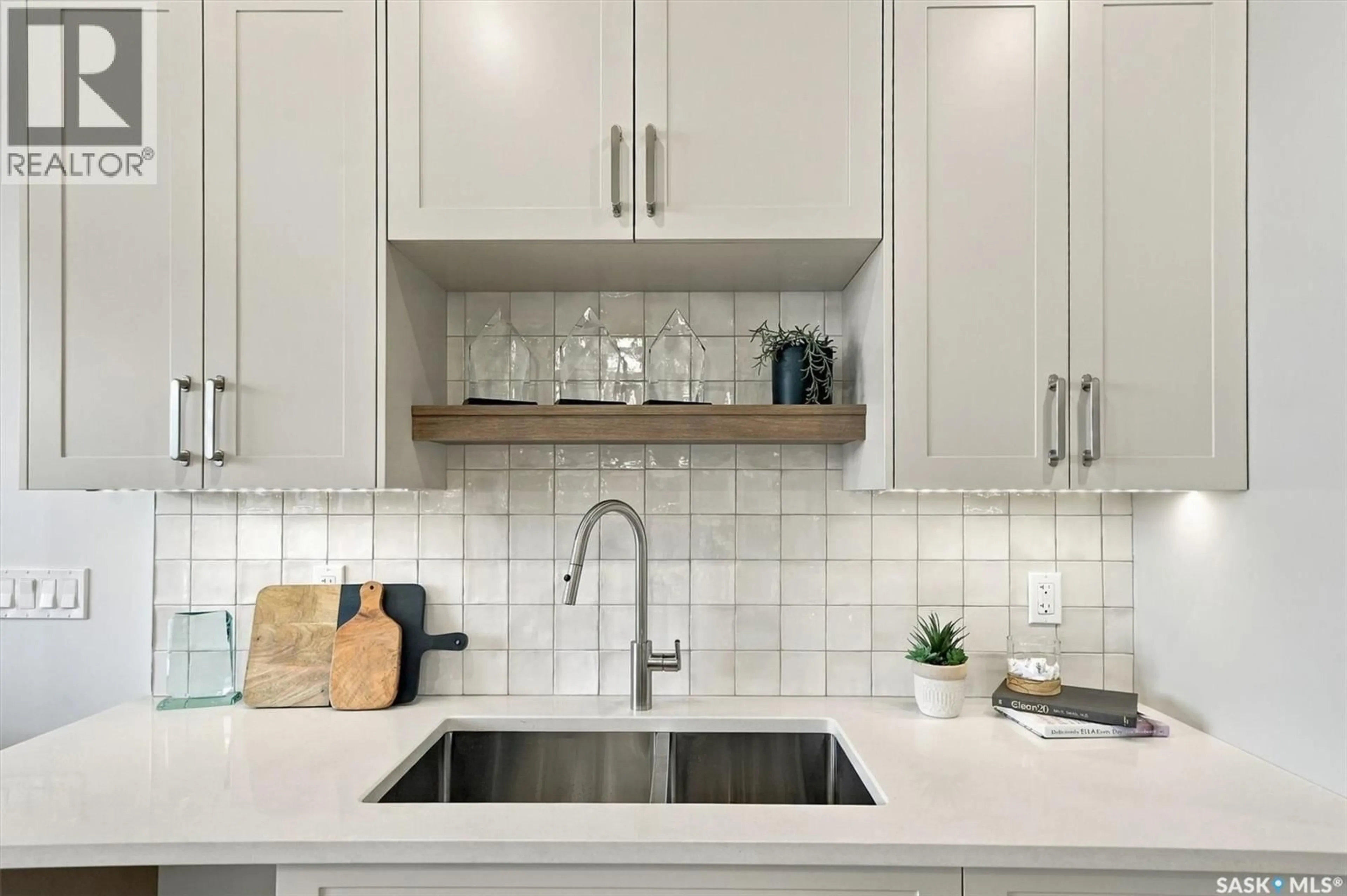 Contemporary kitchen, ceramic/tile floor for 443 ASOKAN RISE, Saskatoon Saskatchewan S7V1R3