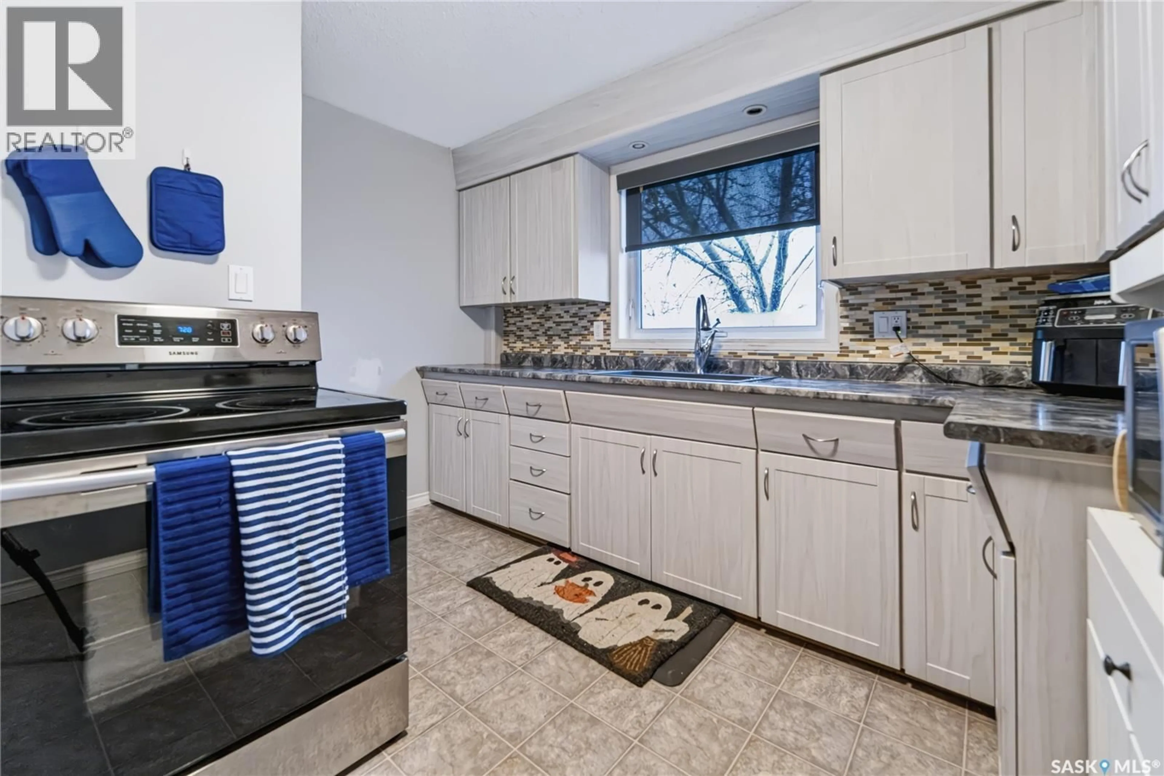 Standard kitchen, ceramic/tile floor for 205 WASHINGTON AVENUE, Hanley Saskatchewan S0G2E0