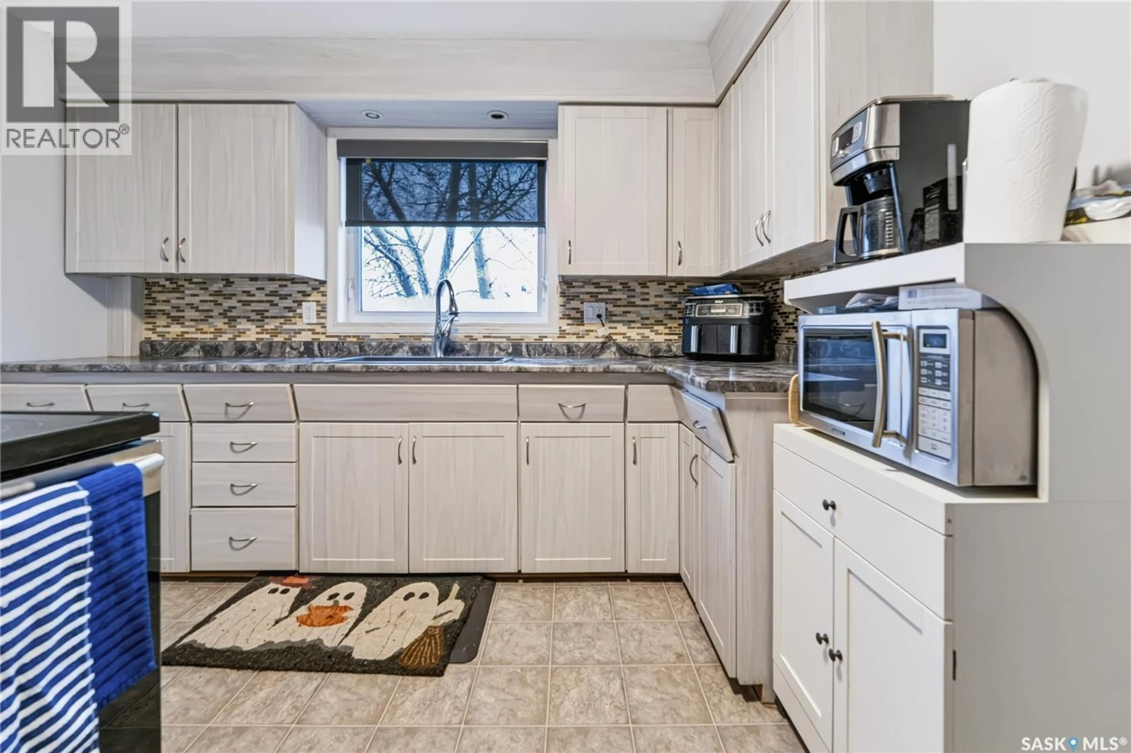 Standard kitchen, ceramic/tile floor for 205 WASHINGTON AVENUE, Hanley Saskatchewan S0G2E0