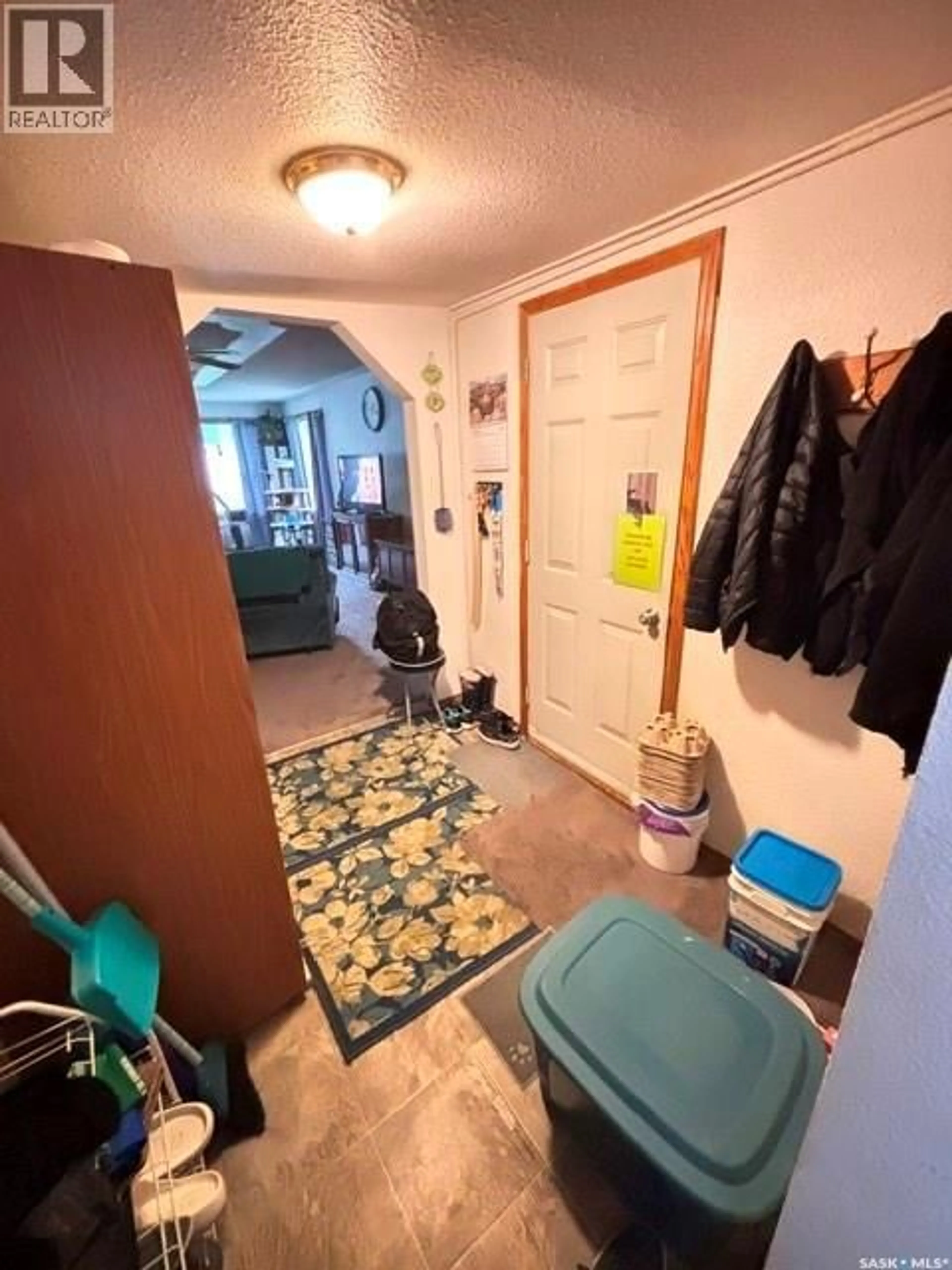 Indoor entryway for 954 BROWN STREET, Moose Jaw Saskatchewan S6H2Z2