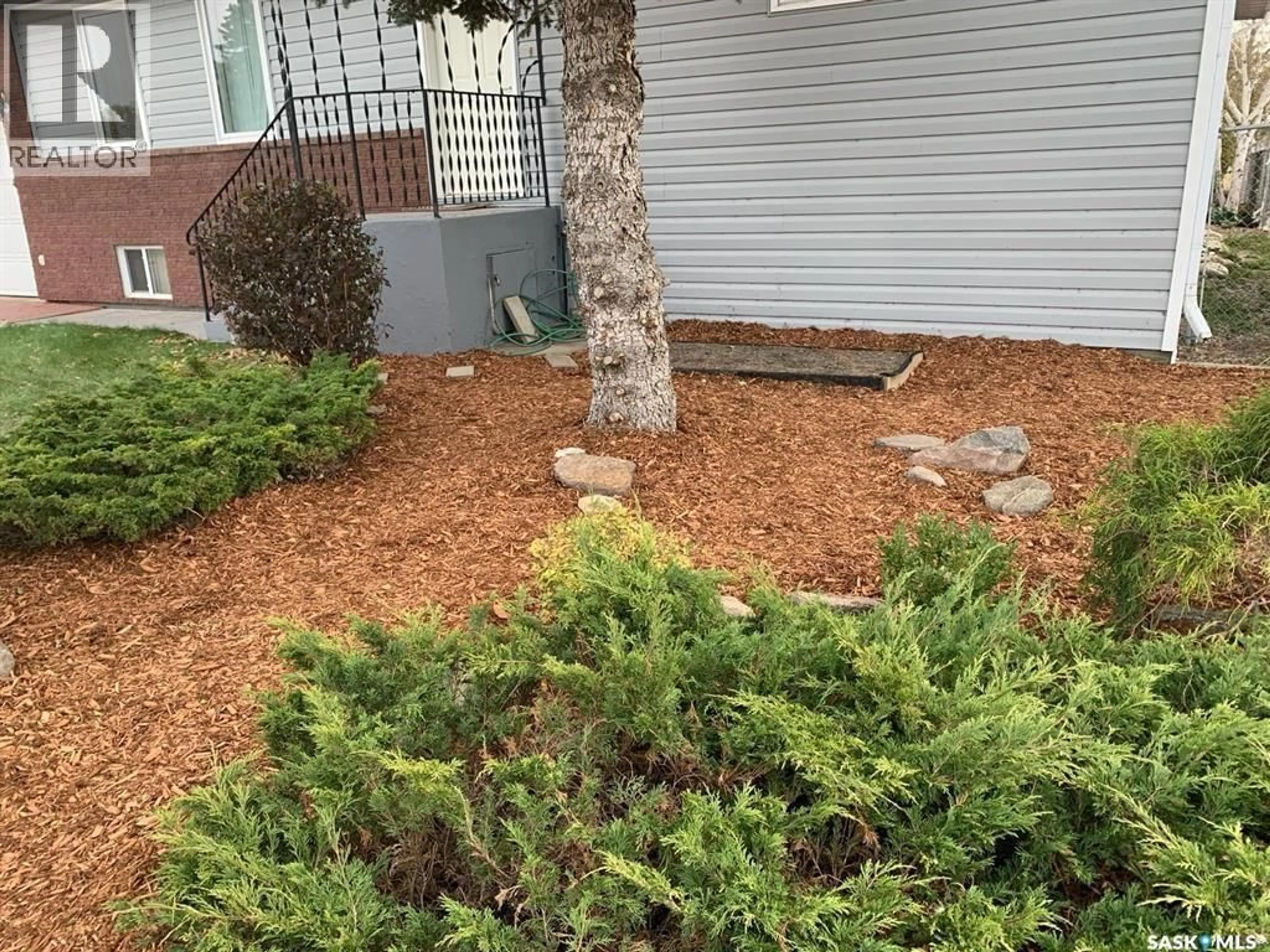 Patio, street for 142 DARLINGTON STREET, Yorkton Saskatchewan S3N0C9