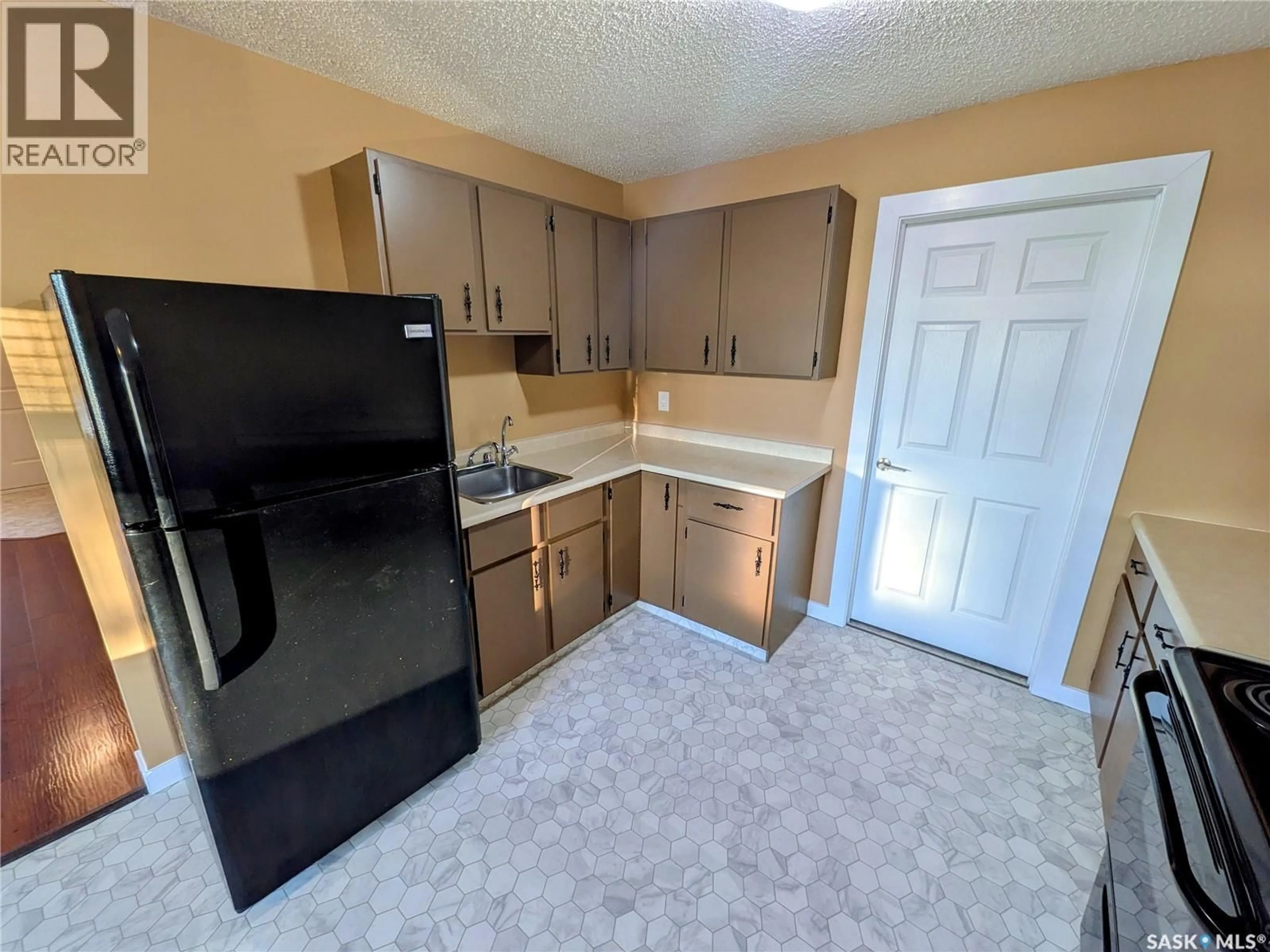 Standard kitchen, unknown for 7315 DALGLIESH DRIVE, Regina Saskatchewan S4X2B8