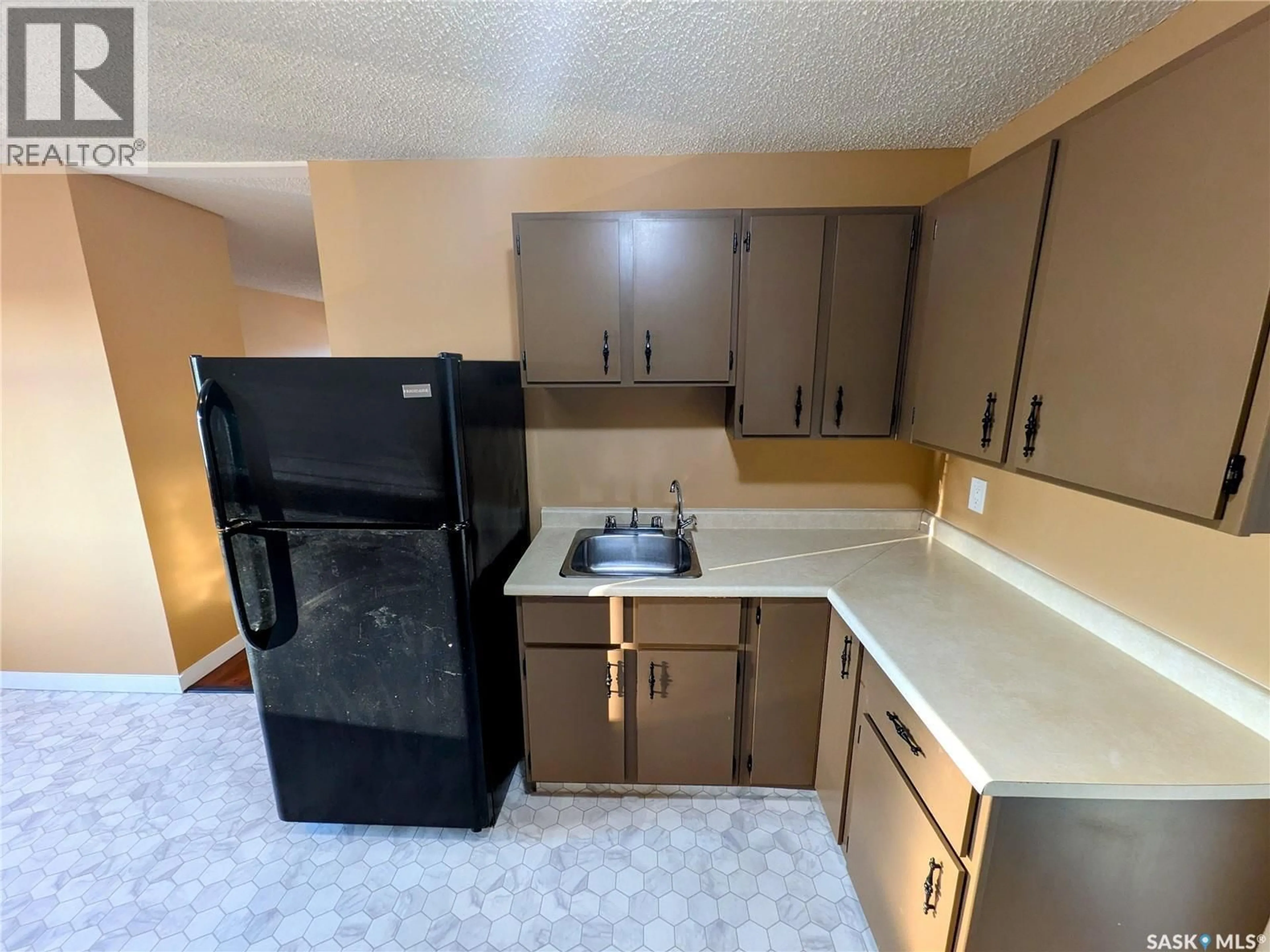 Standard kitchen, unknown for 7315 DALGLIESH DRIVE, Regina Saskatchewan S4X2B8