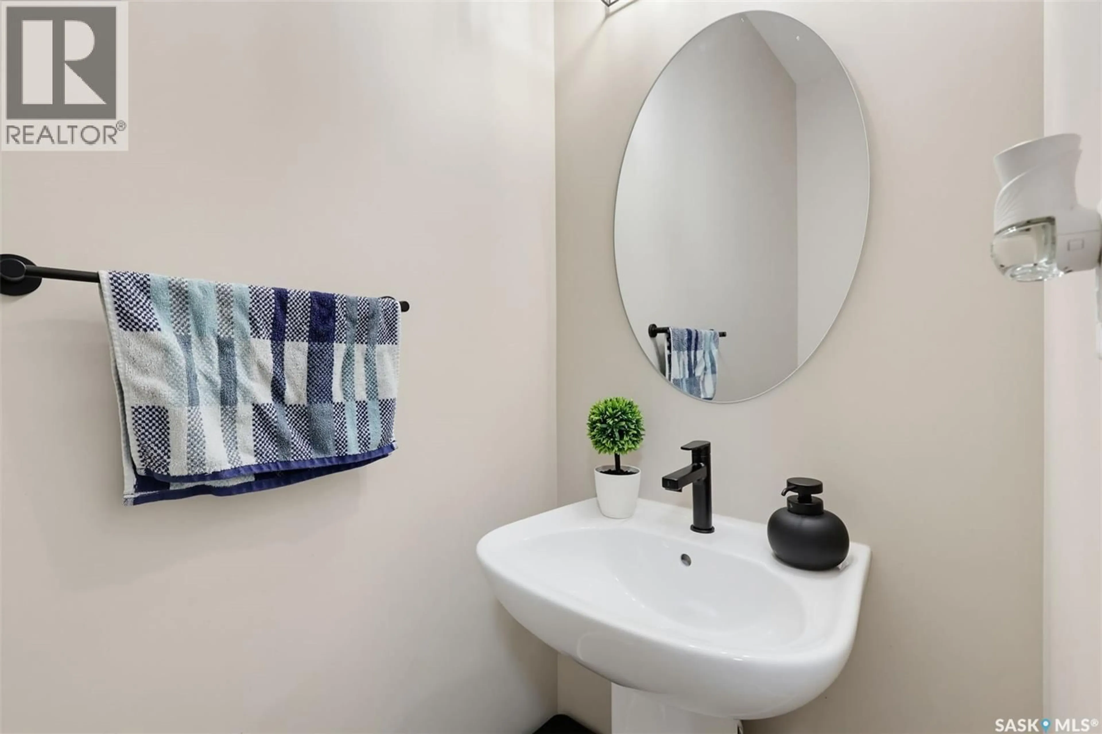 Standard bathroom, unknown for 334 MYLES HEIDT LANE, Saskatoon Saskatchewan S7W1J3