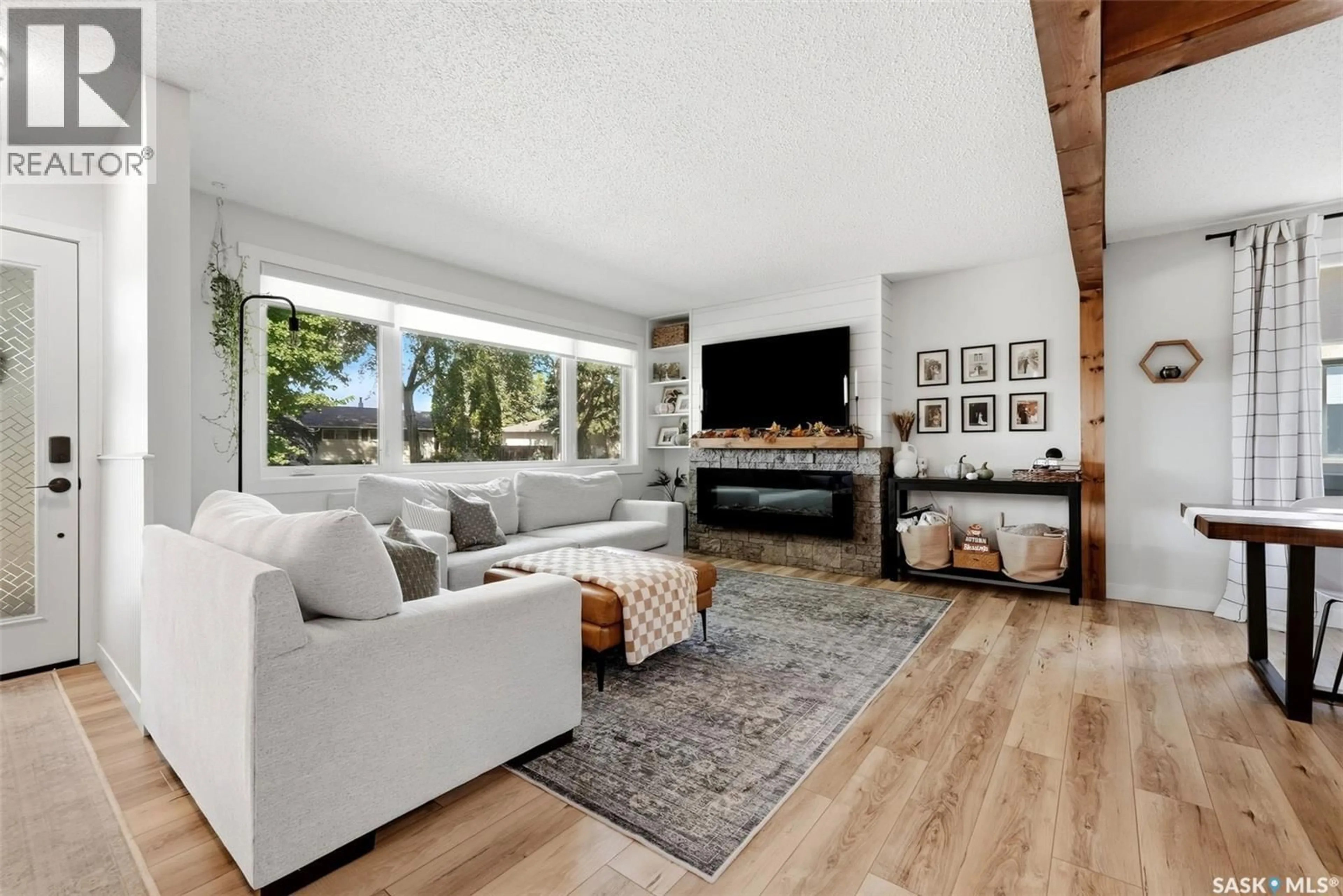 Living room with furniture, unknown for 43 RICHARDSON CRESCENT, Regina Saskatchewan S4S4J2