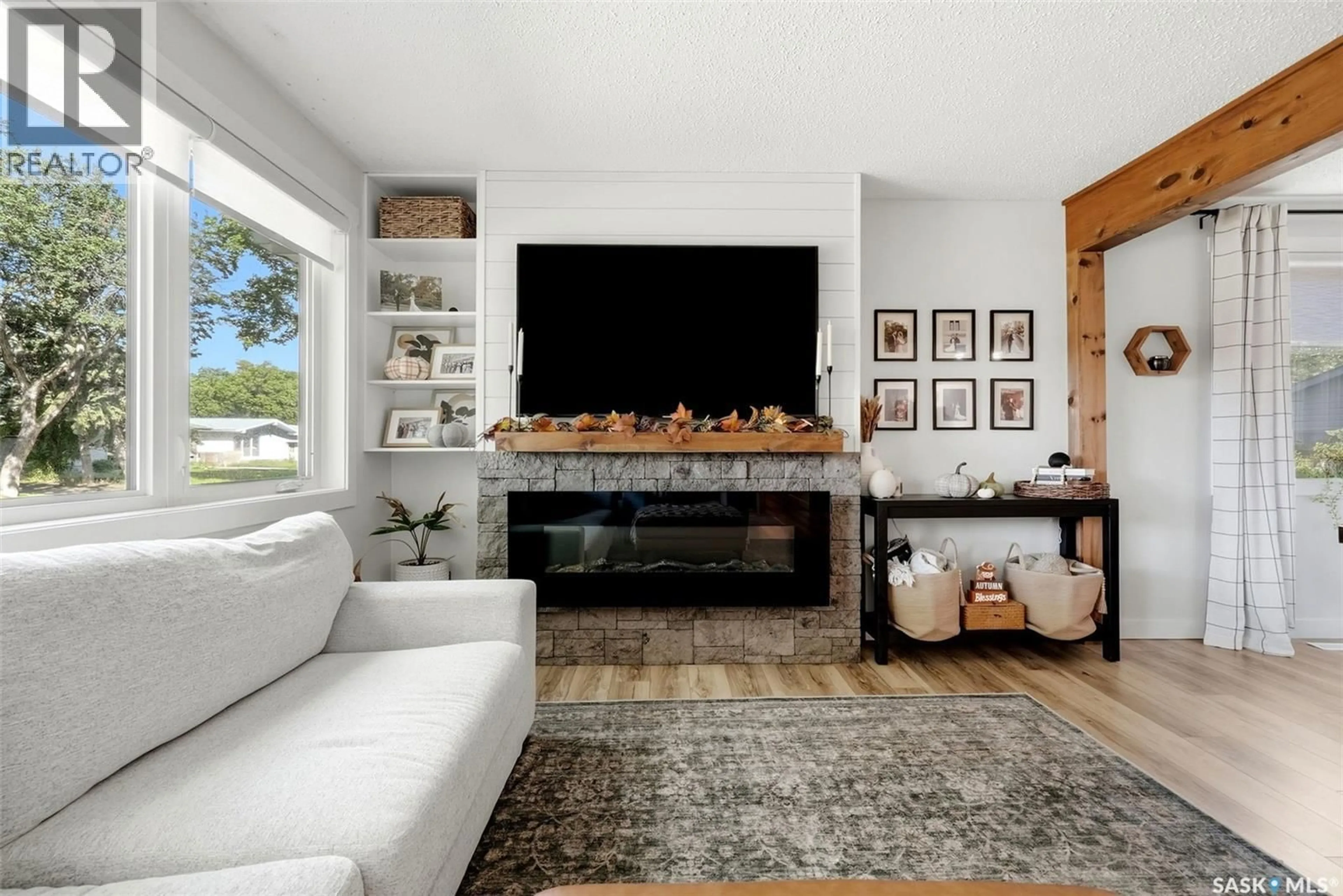 Living room with furniture, unknown for 43 RICHARDSON CRESCENT, Regina Saskatchewan S4S4J2