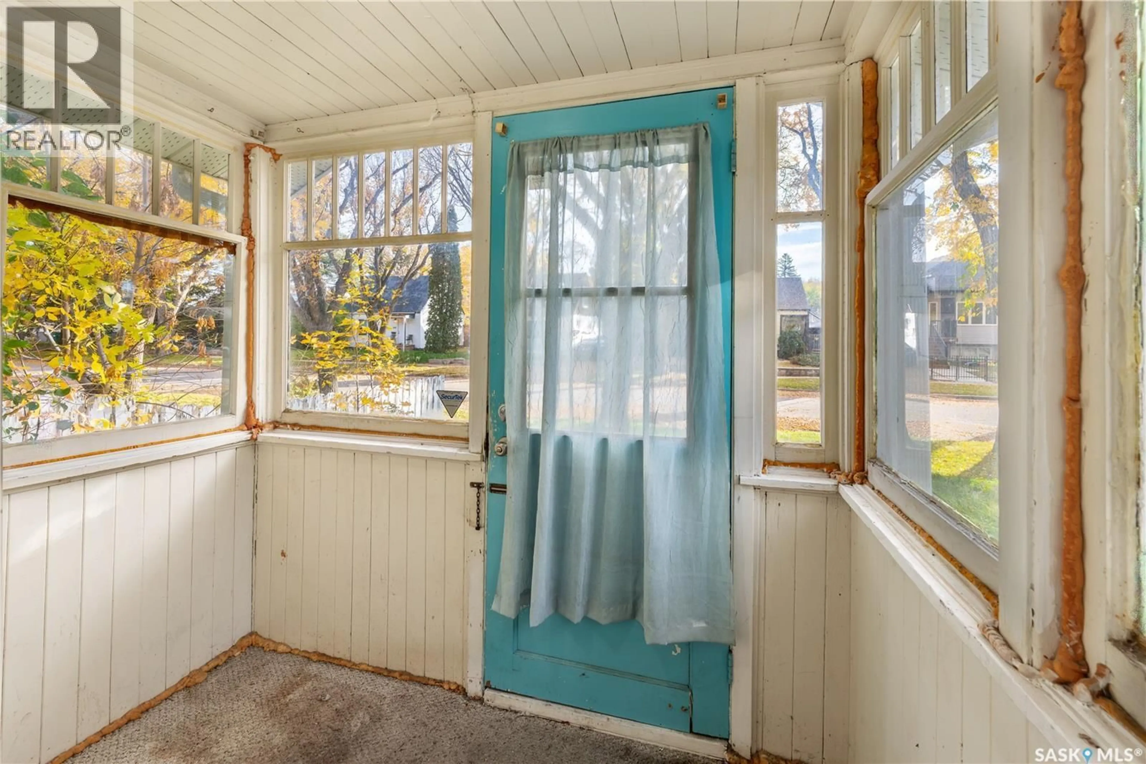 Indoor entryway for 1407 C AVENUE, Saskatoon Saskatchewan S7L1K9