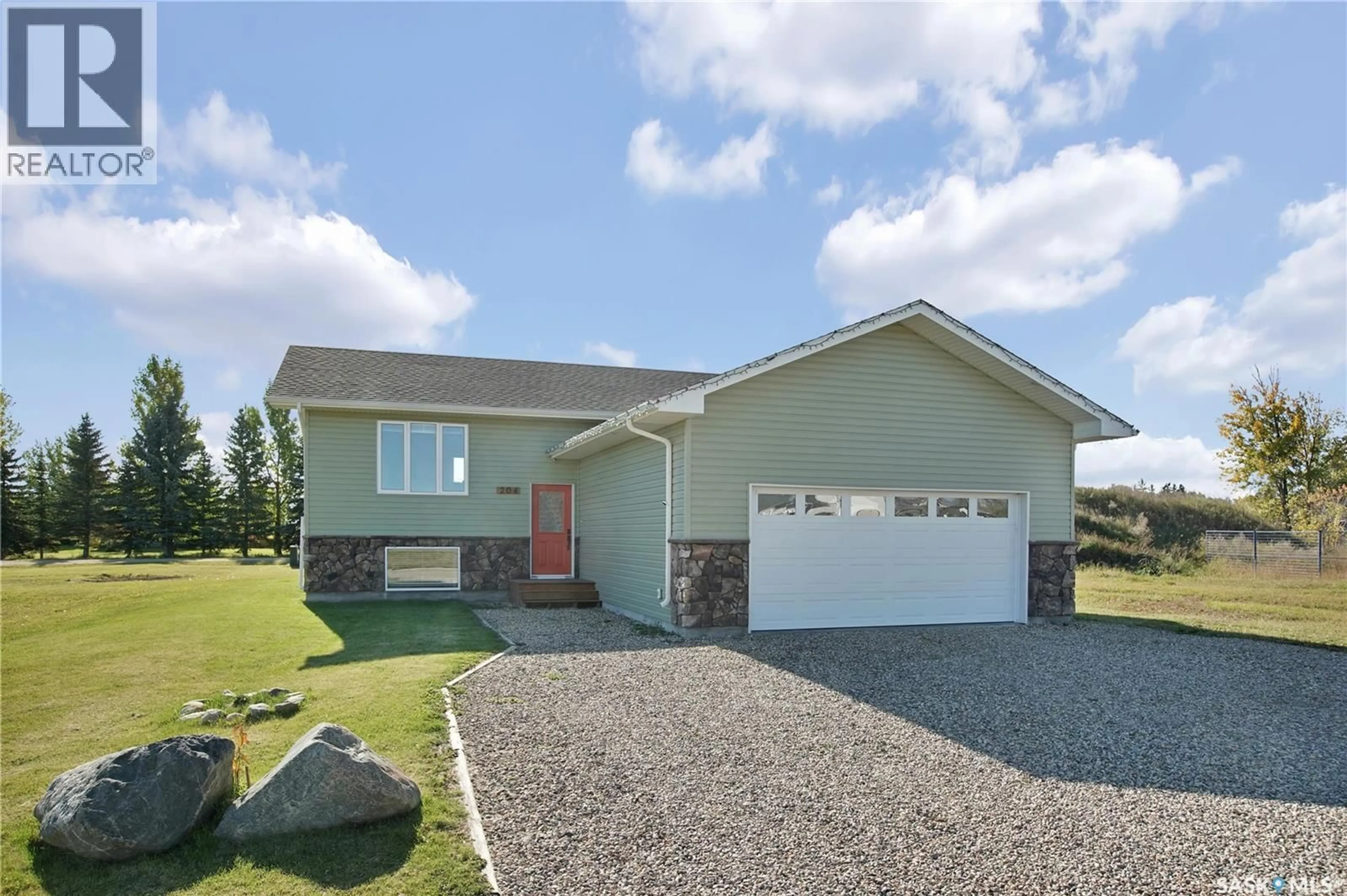 Home with vinyl exterior material, street for 204 WILLOW CRESCENT, Waldheim Saskatchewan S0K4R0