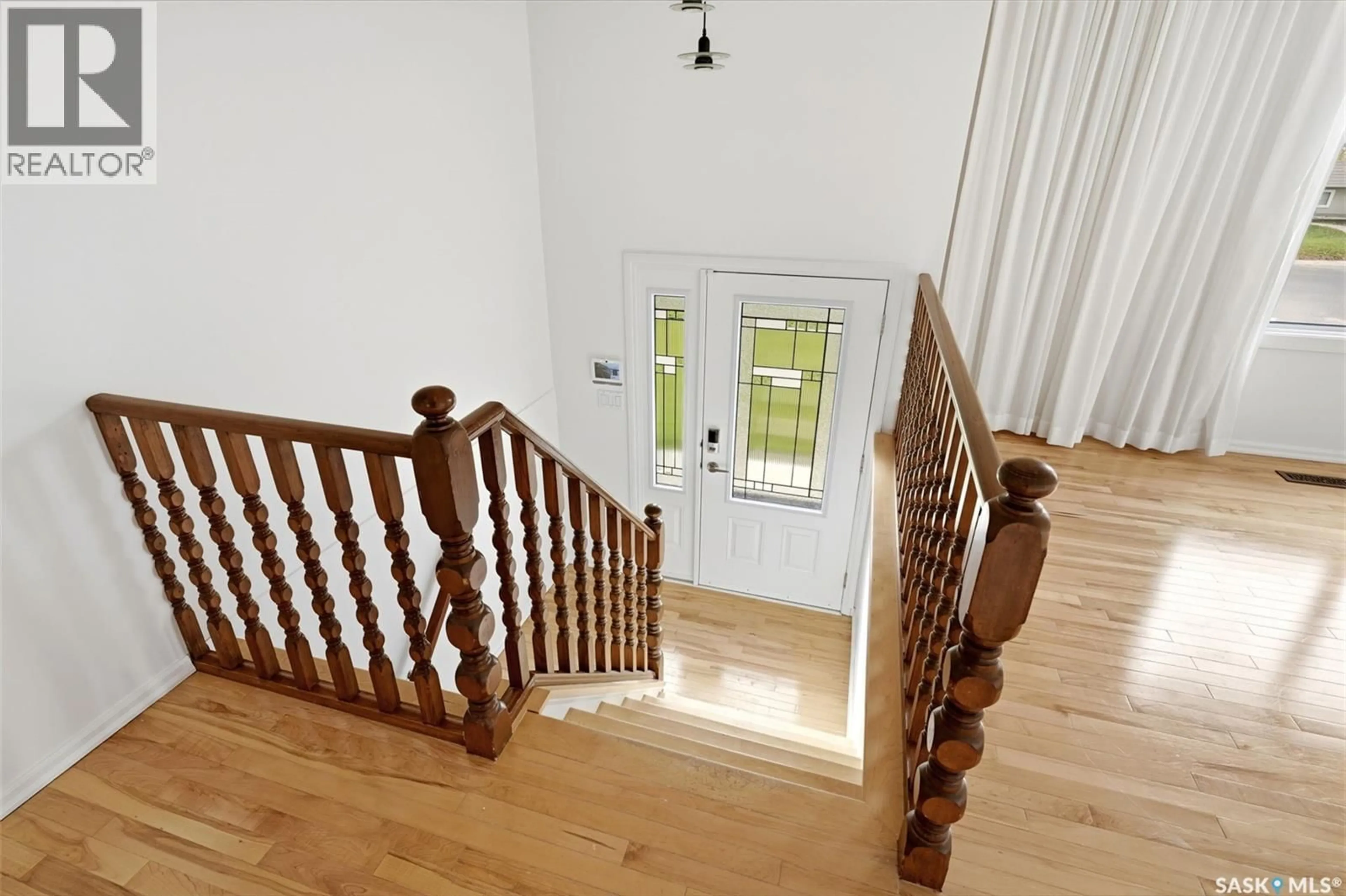 Indoor foyer for 98 READ AVENUE, Regina Saskatchewan S4T6P8