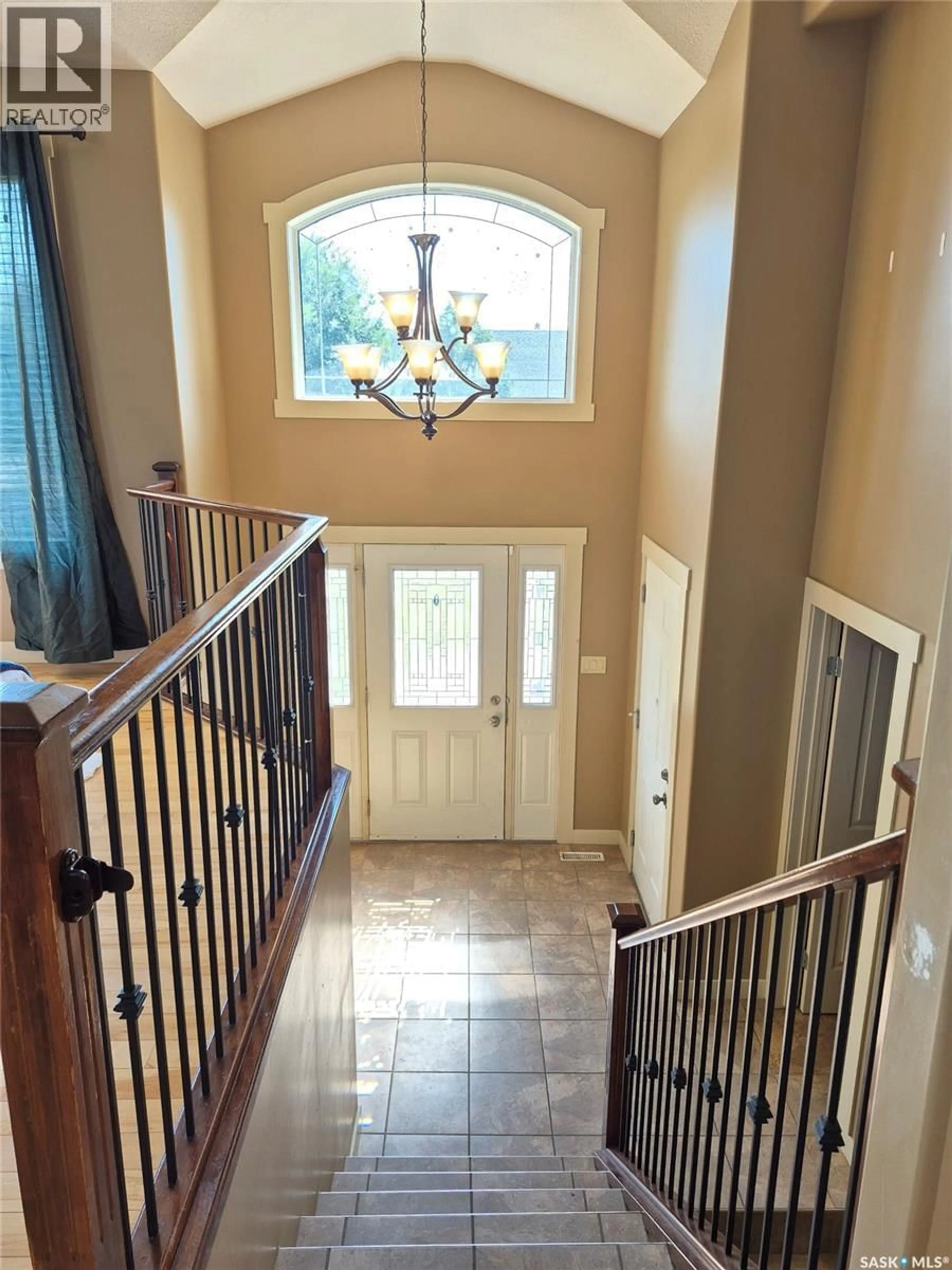 Indoor entryway for 10321 HENDERSON DRIVE, North Battleford Saskatchewan S9Z3Y9