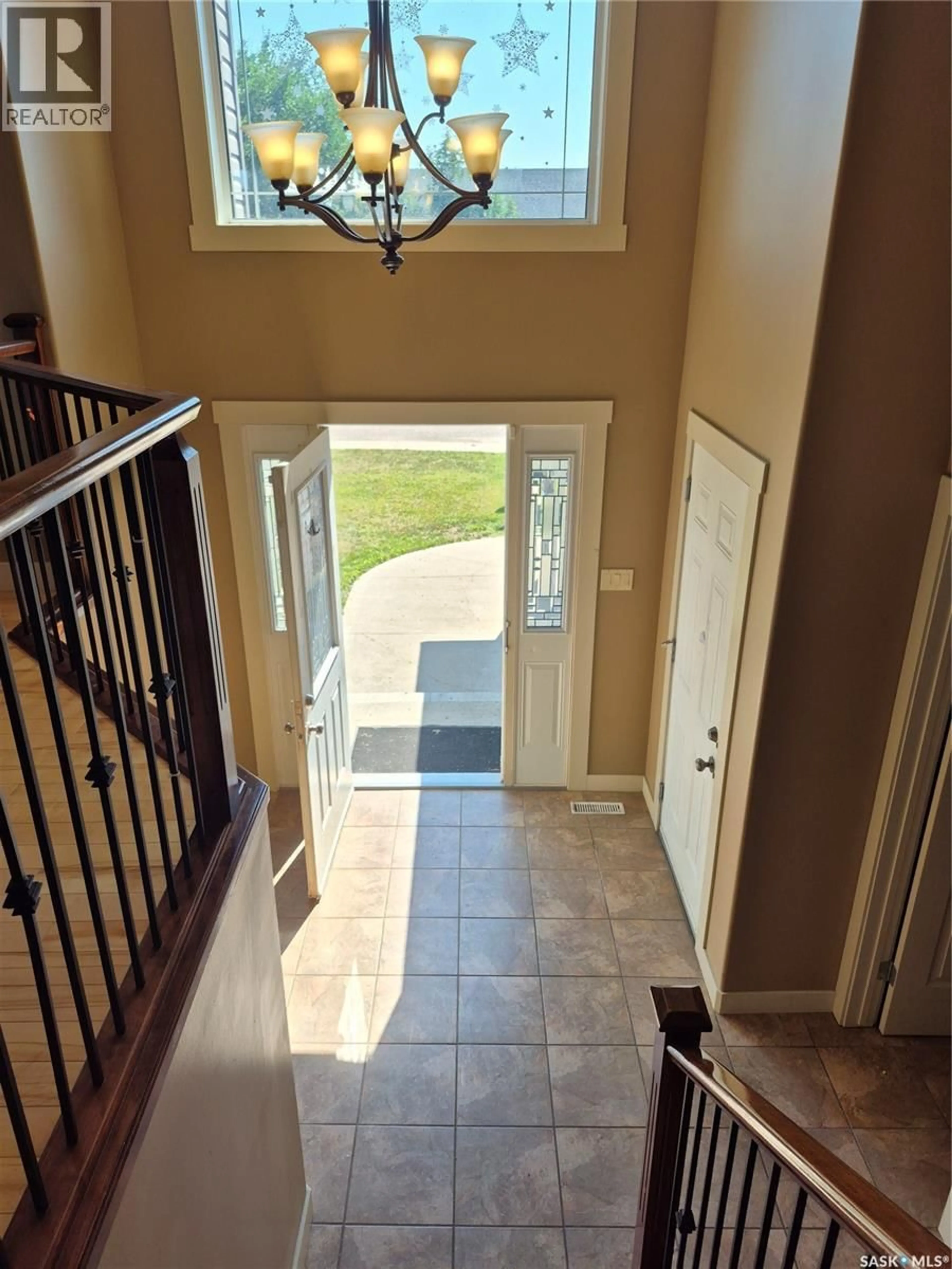 Indoor entryway for 10321 HENDERSON DRIVE, North Battleford Saskatchewan S9Z3Y9