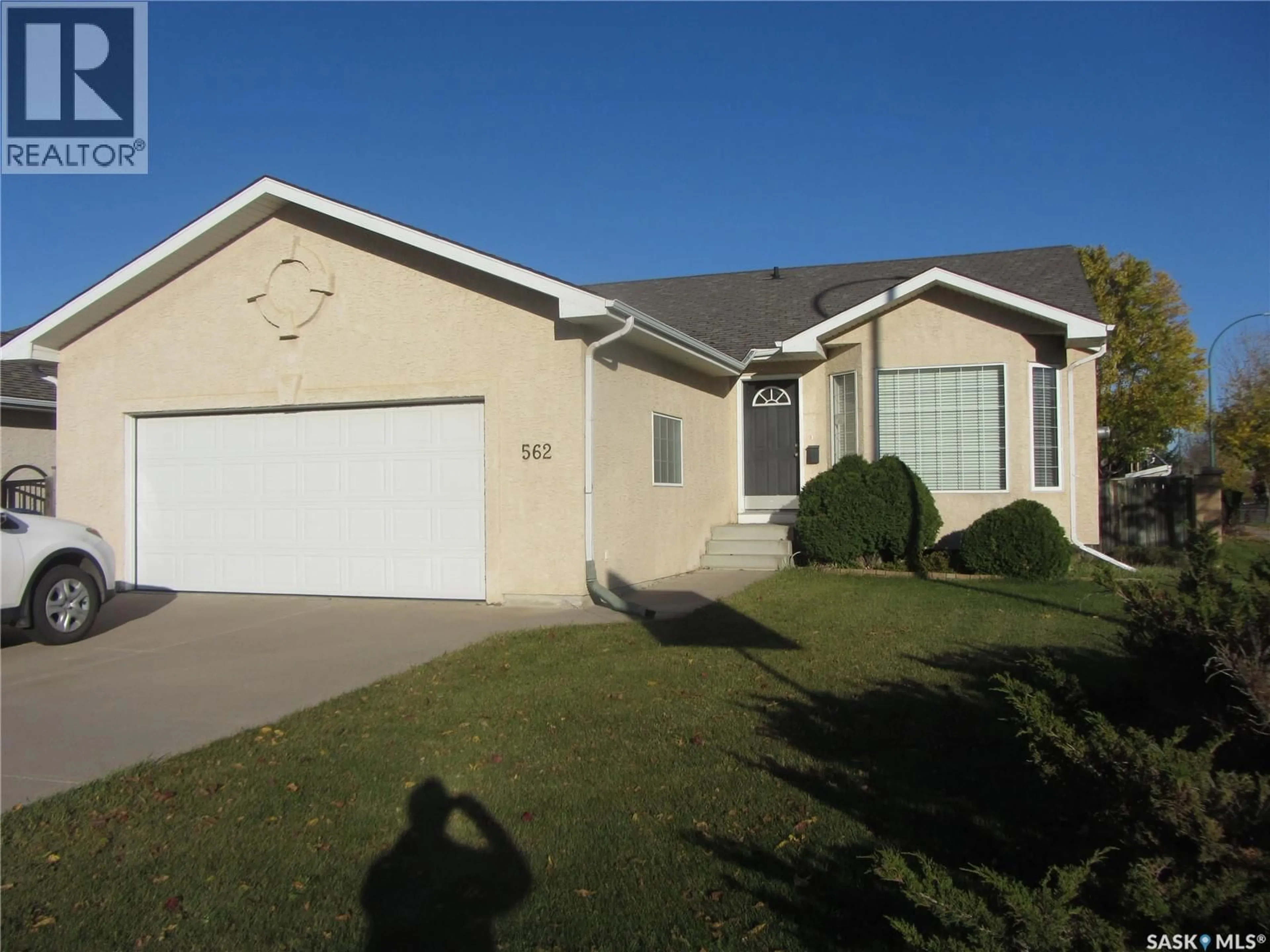 Home with vinyl exterior material, street for 562 BLACKBURN CRESCENT, Saskatoon Saskatchewan S7V1E8