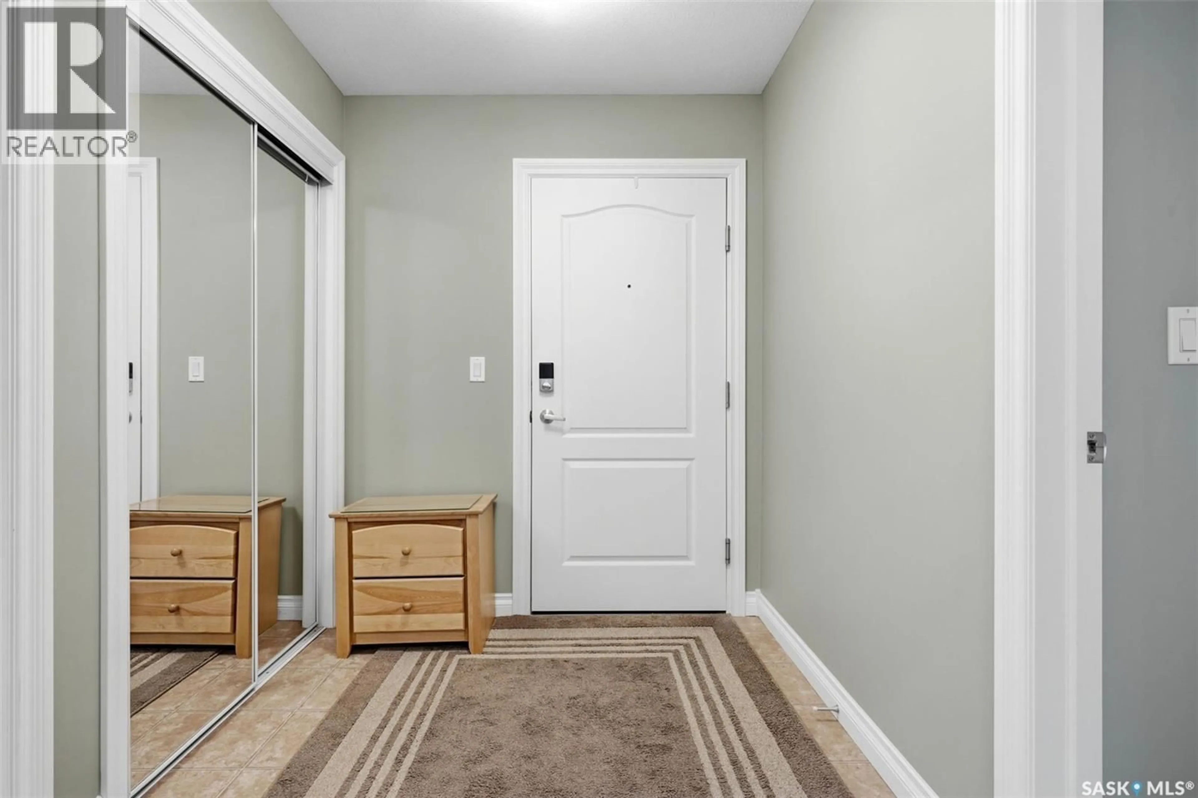 Indoor entryway for 208 - 3850 HAUGHTON ROAD, Regina Saskatchewan S4V1M7