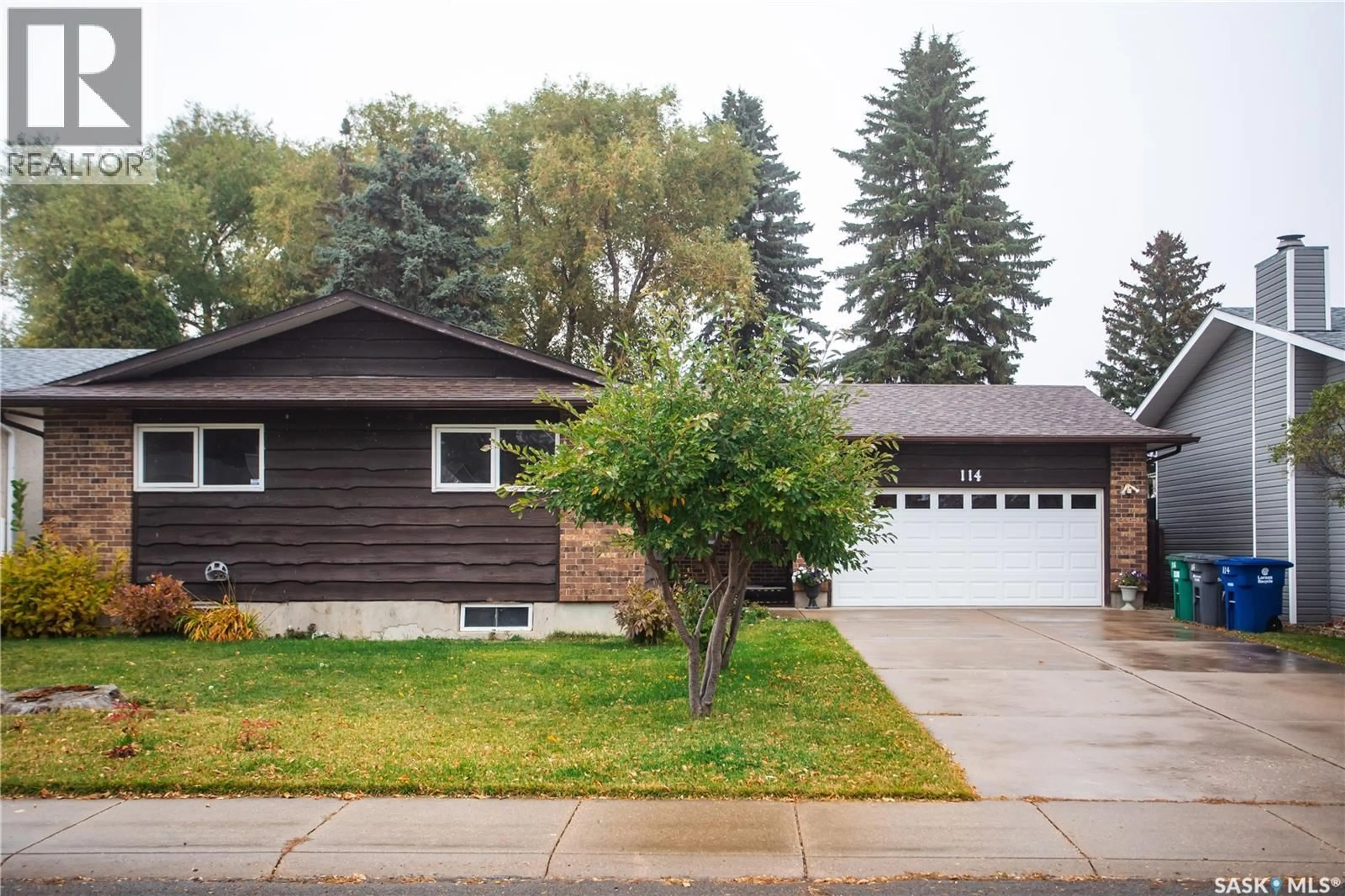 Home with vinyl exterior material, street for 114 WILLOUGHBY CRESCENT, Saskatoon Saskatchewan S7H4W7
