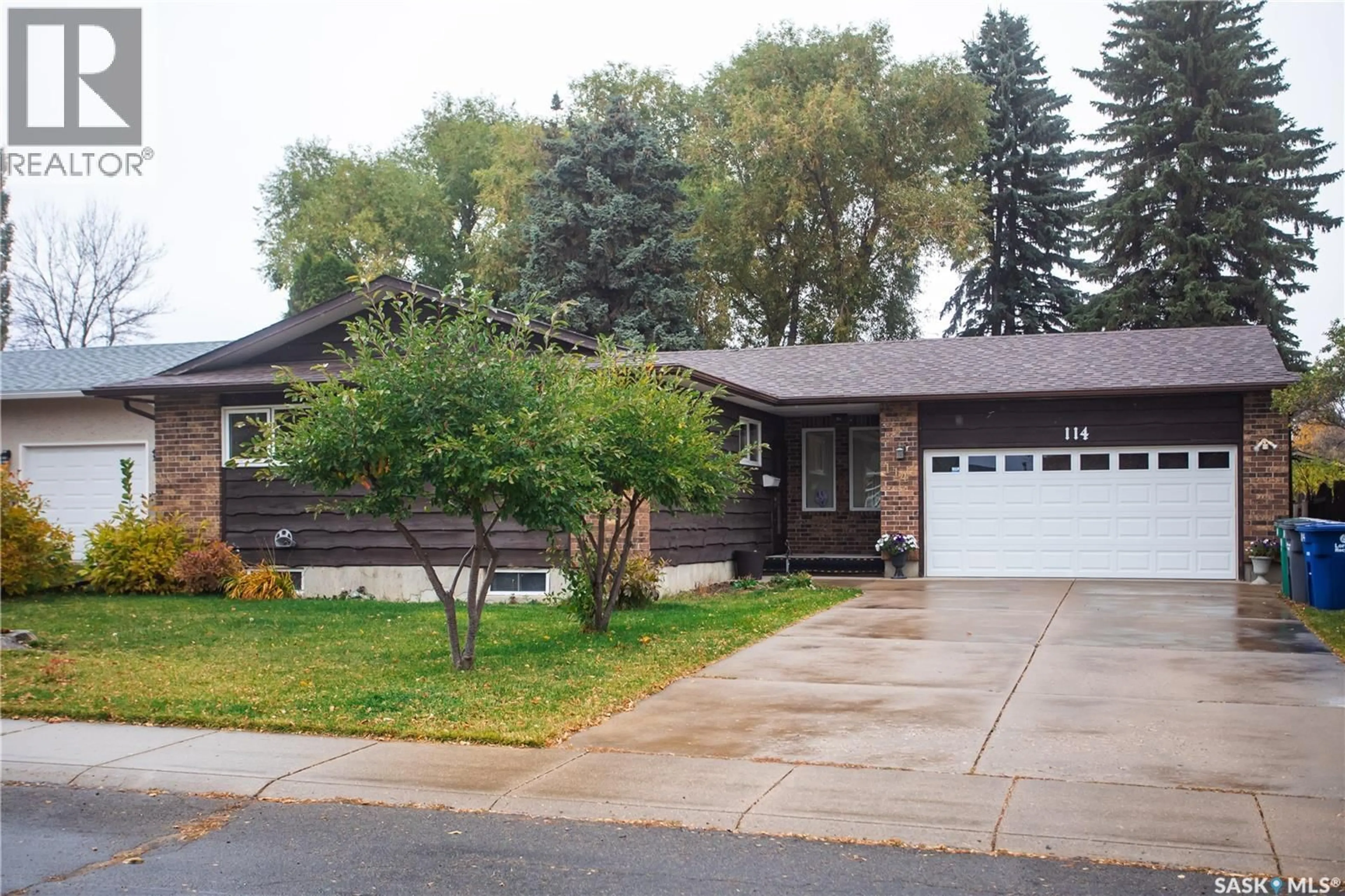 Home with vinyl exterior material, street for 114 WILLOUGHBY CRESCENT, Saskatoon Saskatchewan S7H4W7