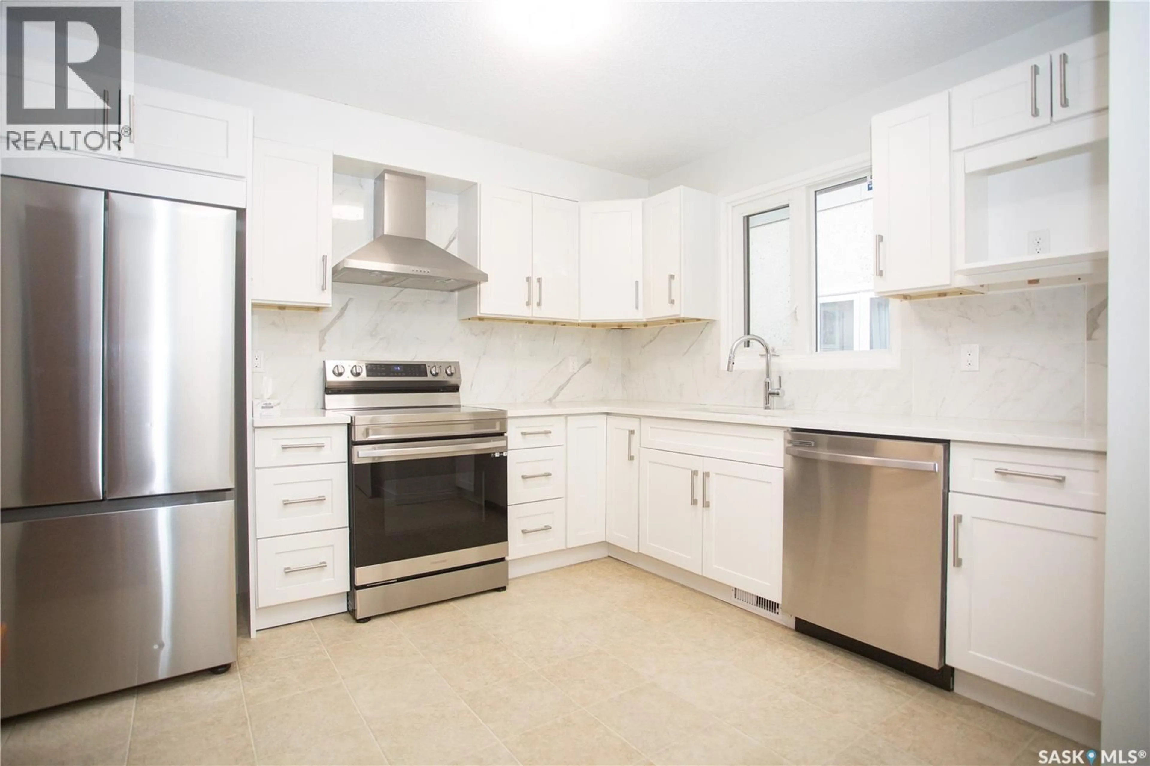 Standard kitchen, ceramic/tile floor for 114 WILLOUGHBY CRESCENT, Saskatoon Saskatchewan S7H4W7