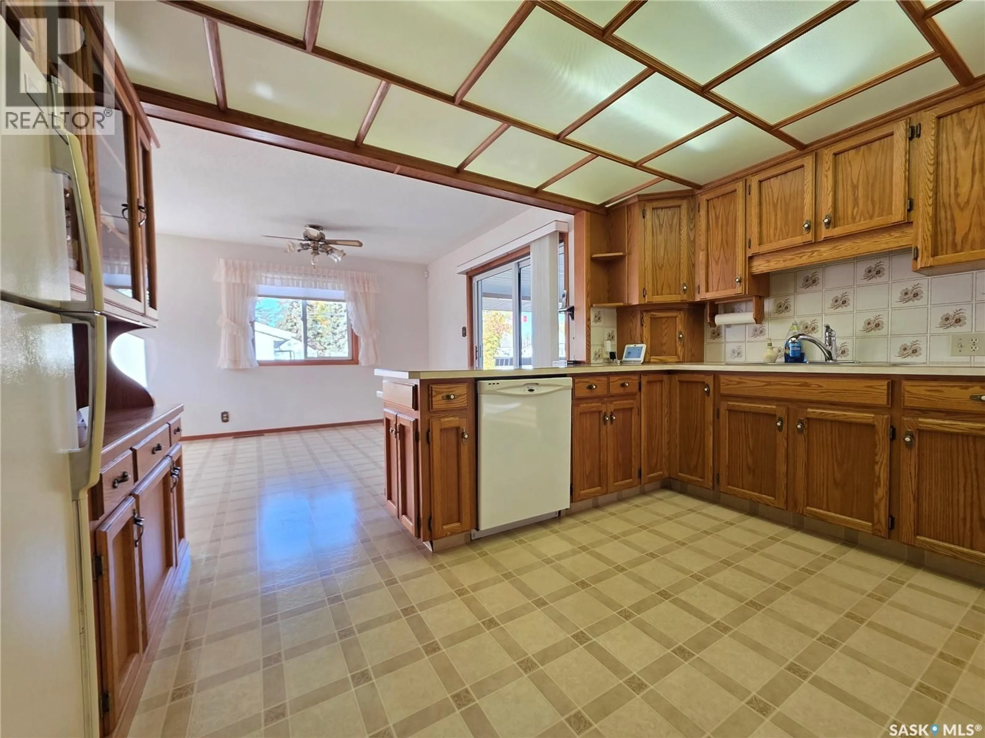 Standard kitchen, ceramic/tile floor for 460 7TH AVENUE, Swift Current Saskatchewan S9H3P9