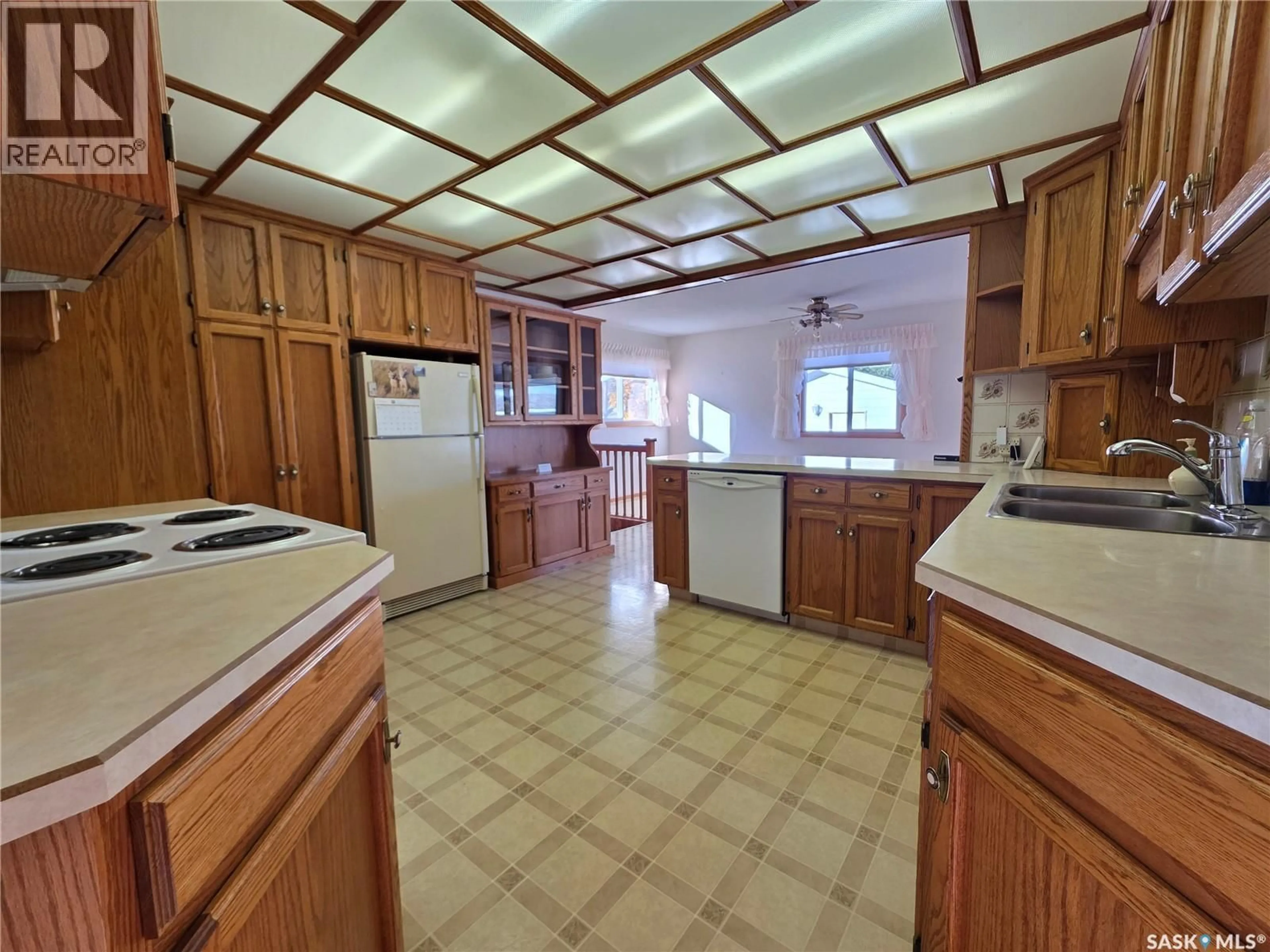 Standard kitchen, ceramic/tile floor for 460 7TH AVENUE, Swift Current Saskatchewan S9H3P9