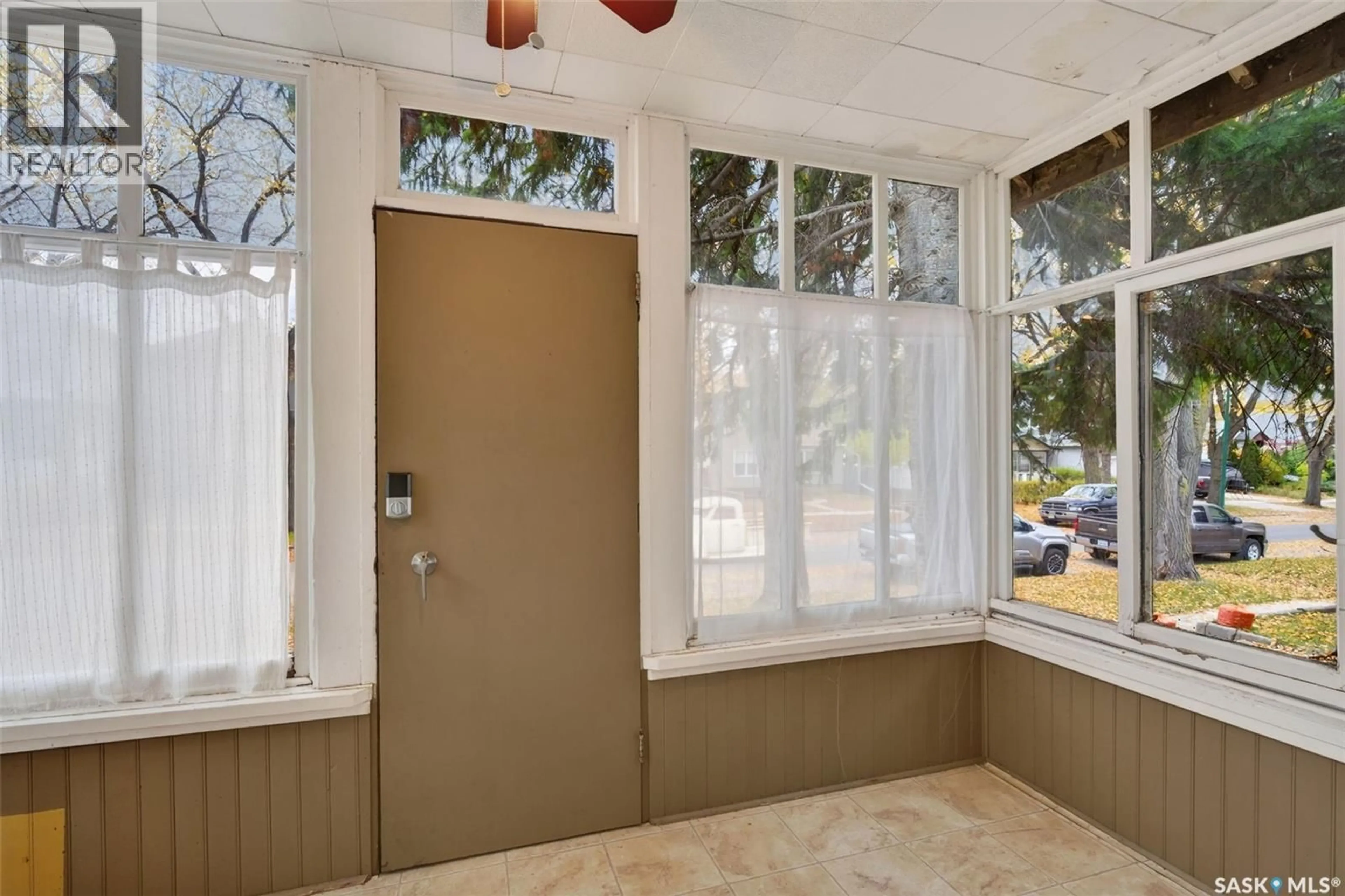 Indoor entryway for 631 7TH STREET, Saskatoon Saskatchewan S7X0X8