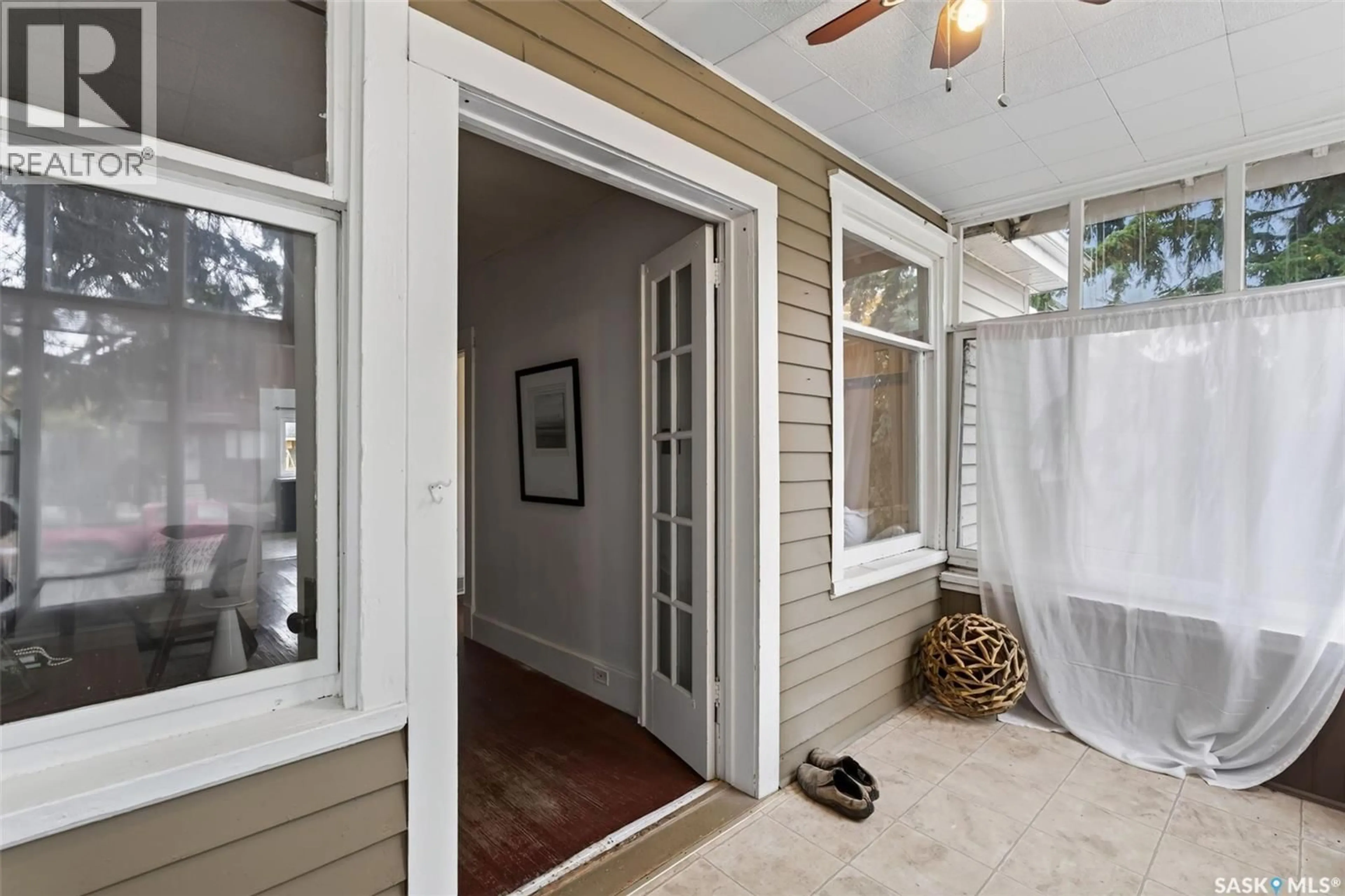 Indoor entryway for 631 7TH STREET, Saskatoon Saskatchewan S7X0X8